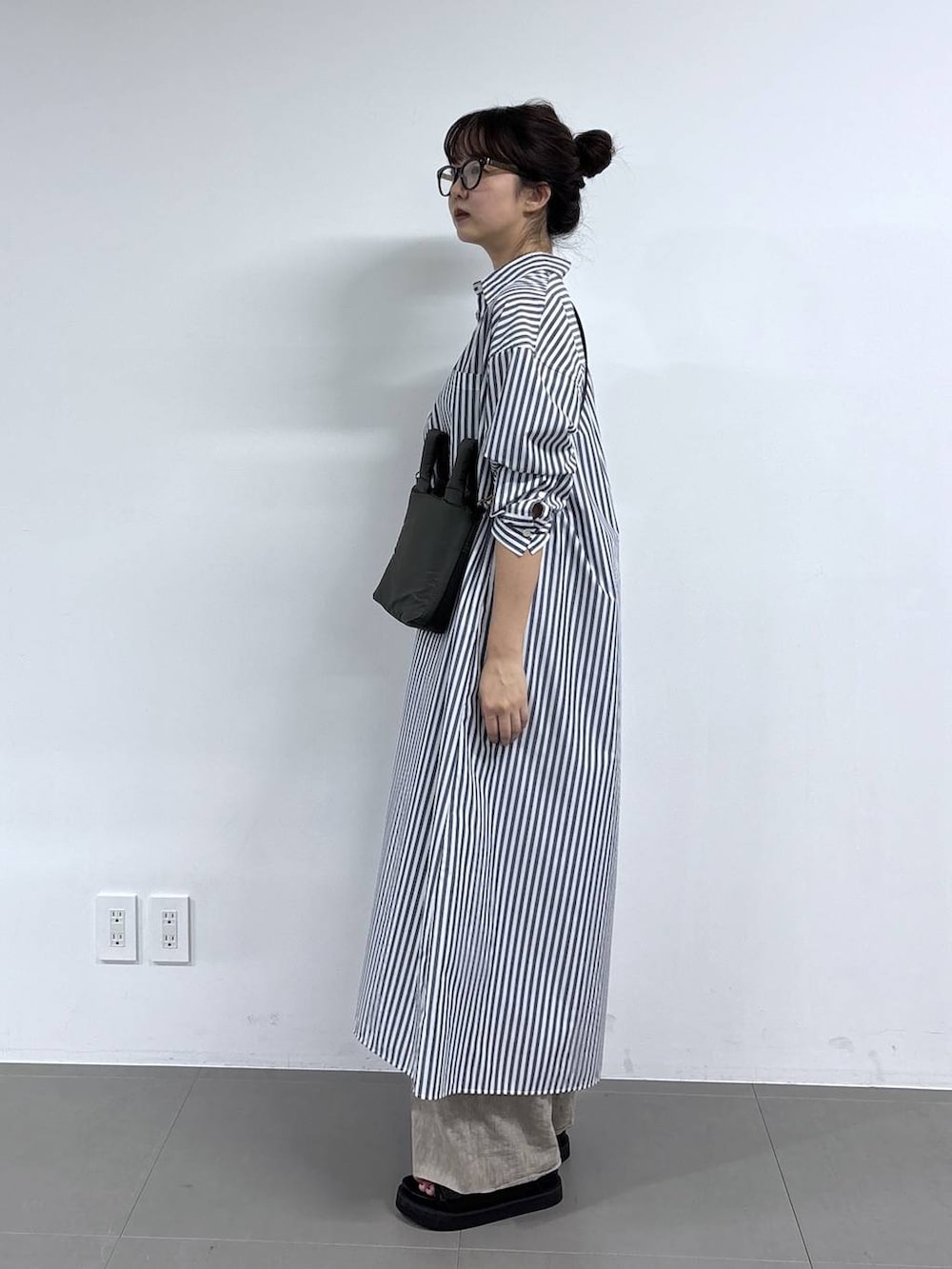 ベージュ系のその他パンツ、ブルー系のワンピース、ブラック系のサンダルを着用したレディースの春コーディネートの2枚目の写真