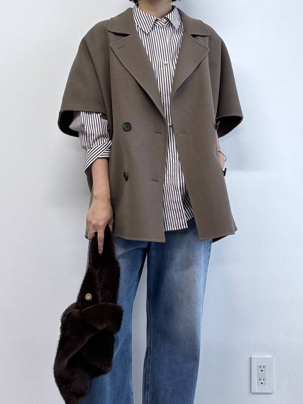 ベージュ系のシャツ/ブラウス、ベージュ系のその他アウター、ブルー系のデニムパンツを着用したレディースの秋コーディネートの5枚目の写真