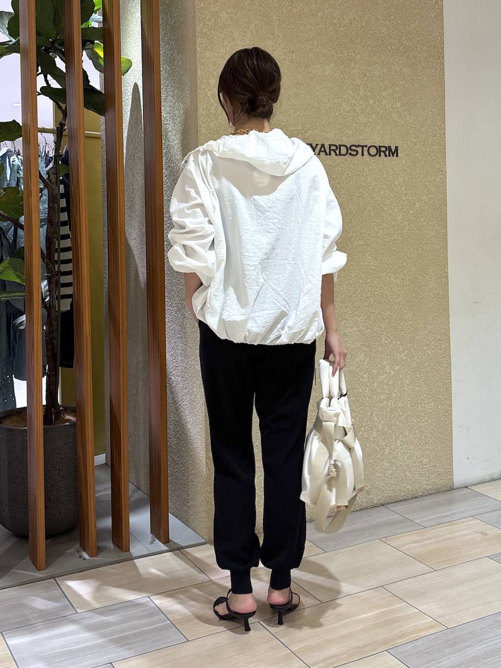 ホワイト系のブルゾン、ホワイト系のトートバッグ、ブラック系のその他パンツを着用したレディースの春コーディネートの4枚目の写真