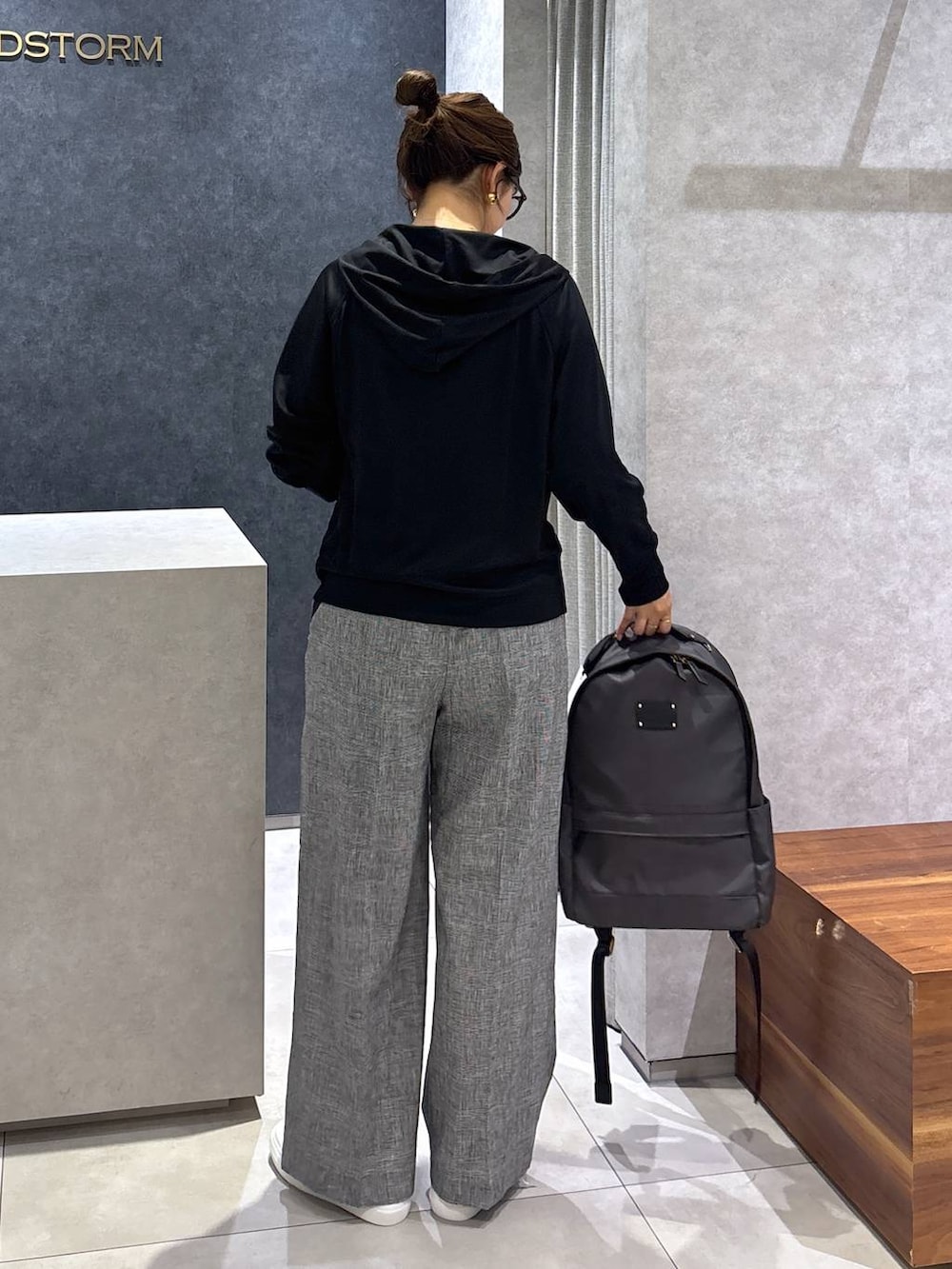 グレー系のバックパック/リュック、ホワイト系のスニーカー、グレー系のその他パンツを着用したレディースの夏コーディネートの3枚目の写真