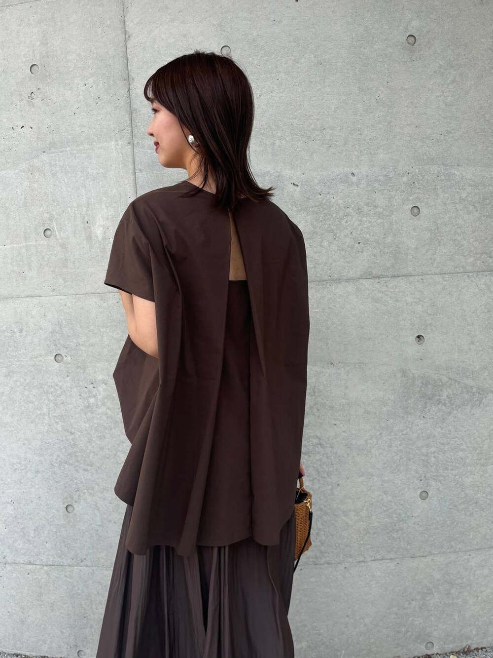 ブラック系のショルダーバッグ、ブラック系のサンダル、ブラウン系のスカートを着用したレディースの夏コーディネートの7枚目の写真