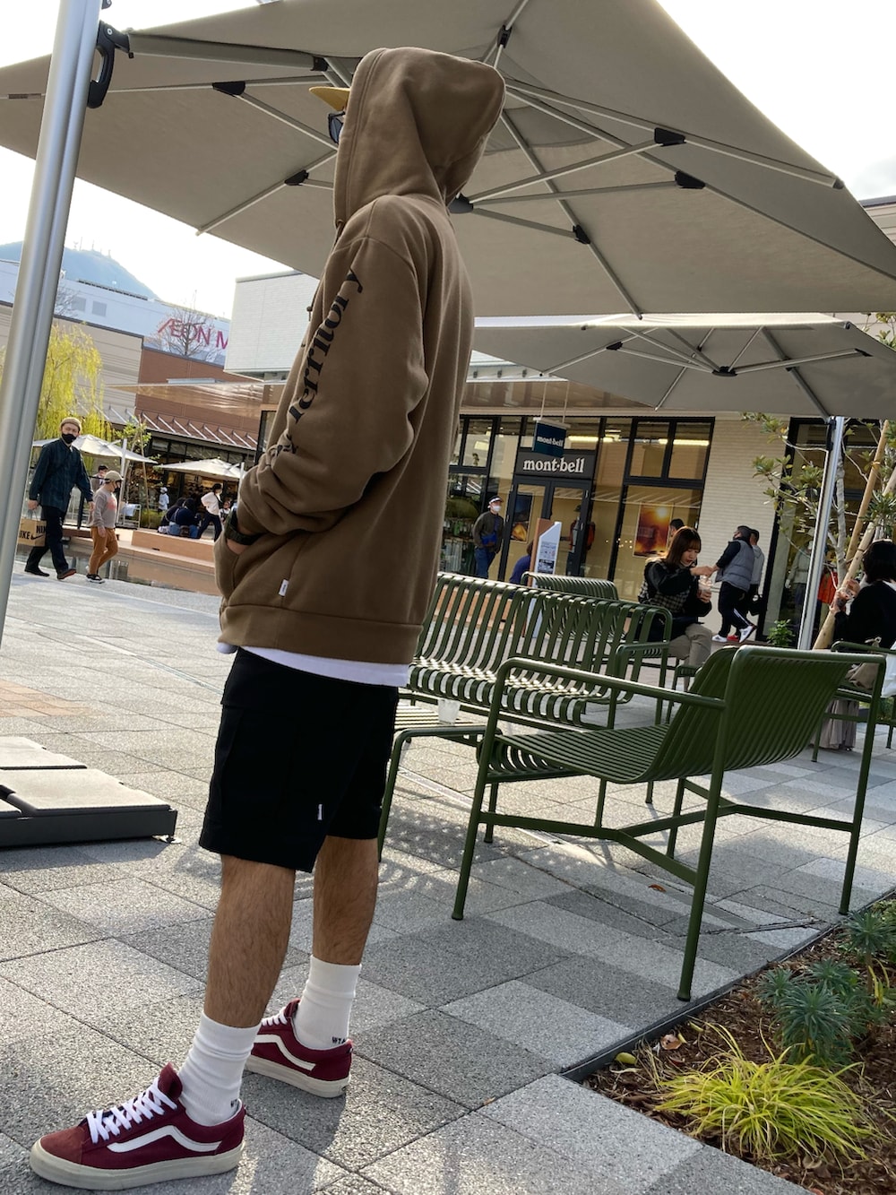 その他のパーカー、ブラック系のカーゴパンツ、レッド系のスニーカーを着用したメンズの秋コーディネートの3枚目の写真