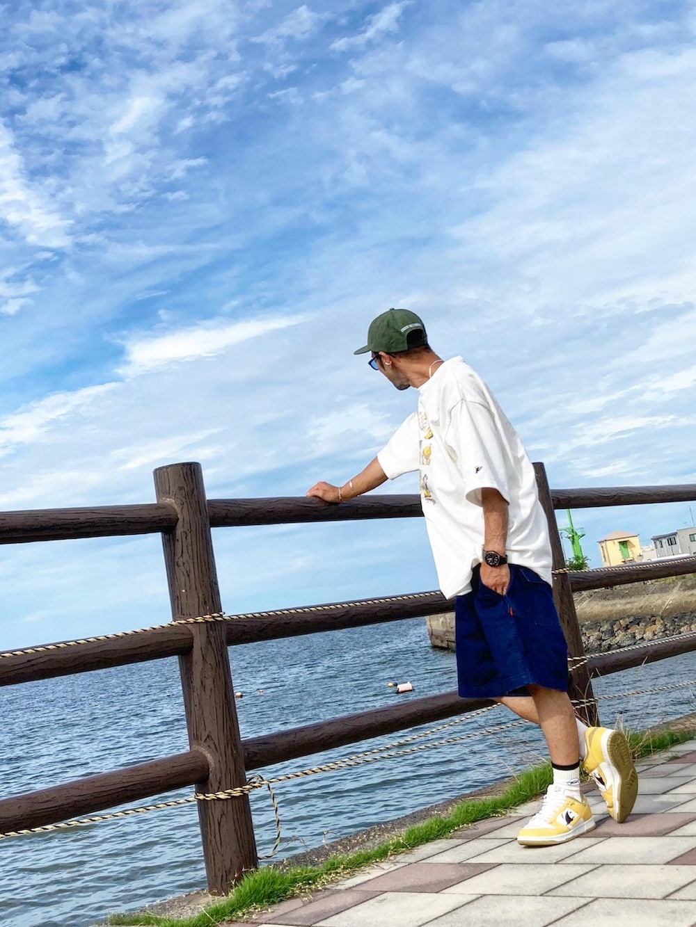 ホワイト系のTシャツ/カットソー、ブルー系のデニムパンツ、イエロー系のスニーカーを着用したメンズの夏コーディネートの2枚目の写真