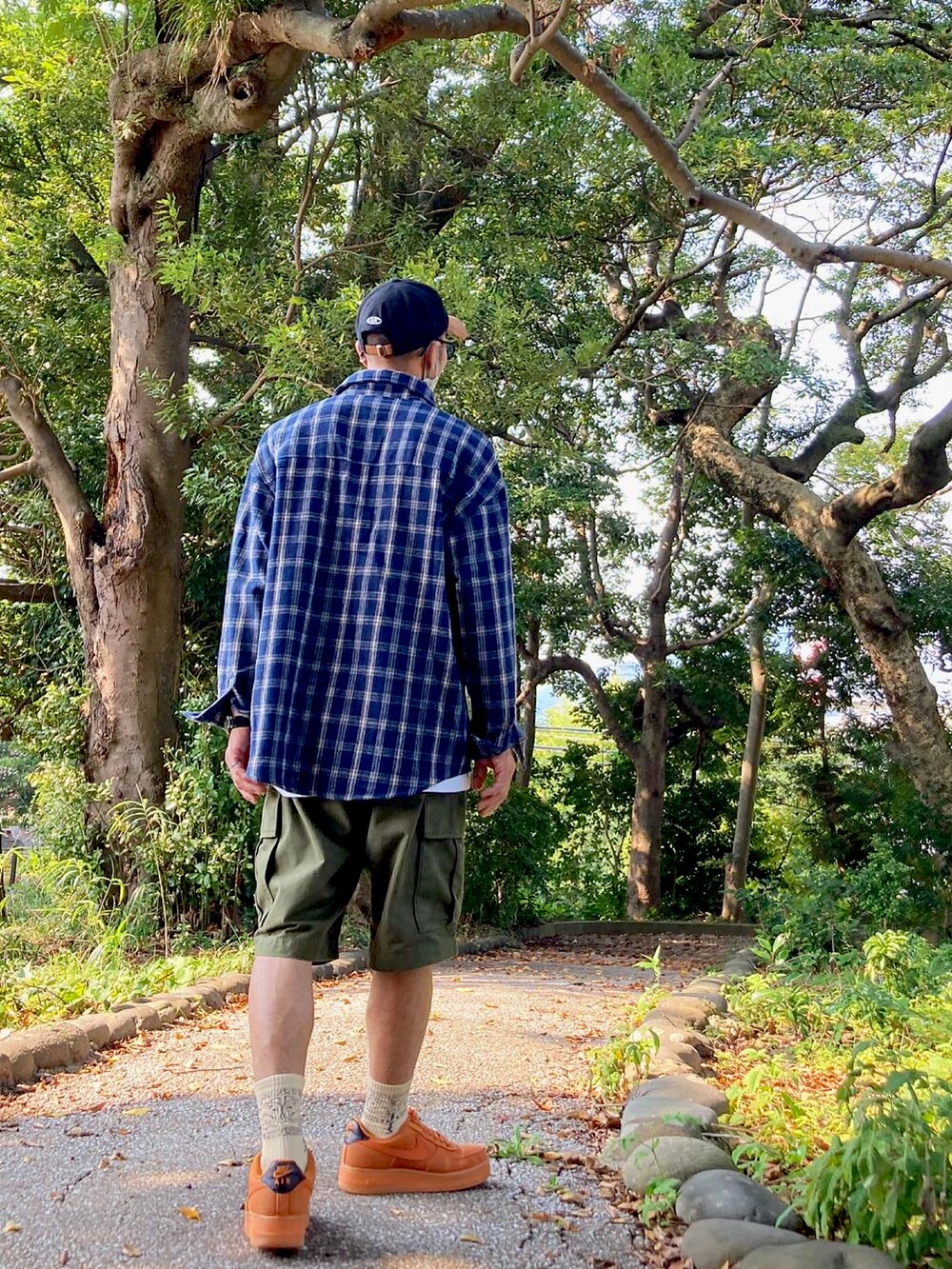 ブルー系のシャツ/ブラウス、グリーン系のカーゴパンツ、ブラウン系のスニーカーを着用したメンズの秋コーディネートの2枚目の写真