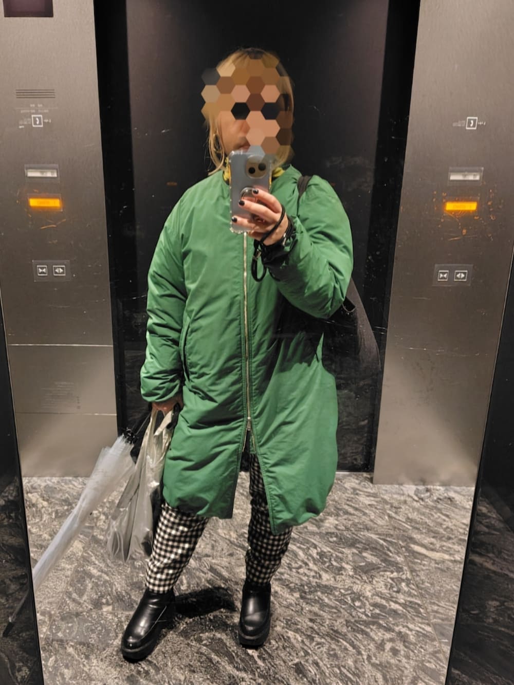 ホワイト系のパンツ、ブラック系のブーツを着用したレディースの冬コーディネートの2枚目の写真