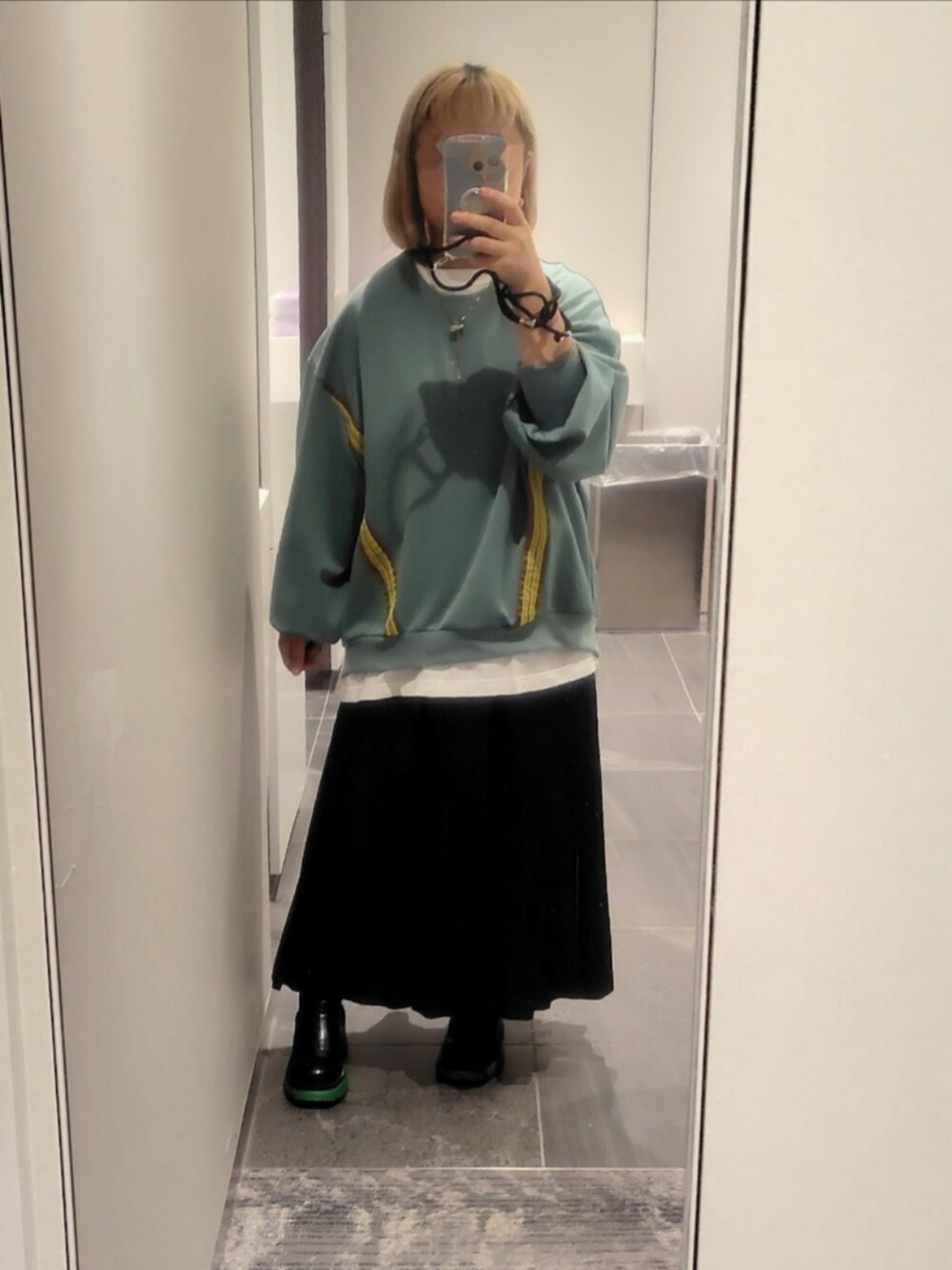 その他のブルゾン、ブラック系のスカートを着用したレディースの秋コーディネートの2枚目の写真