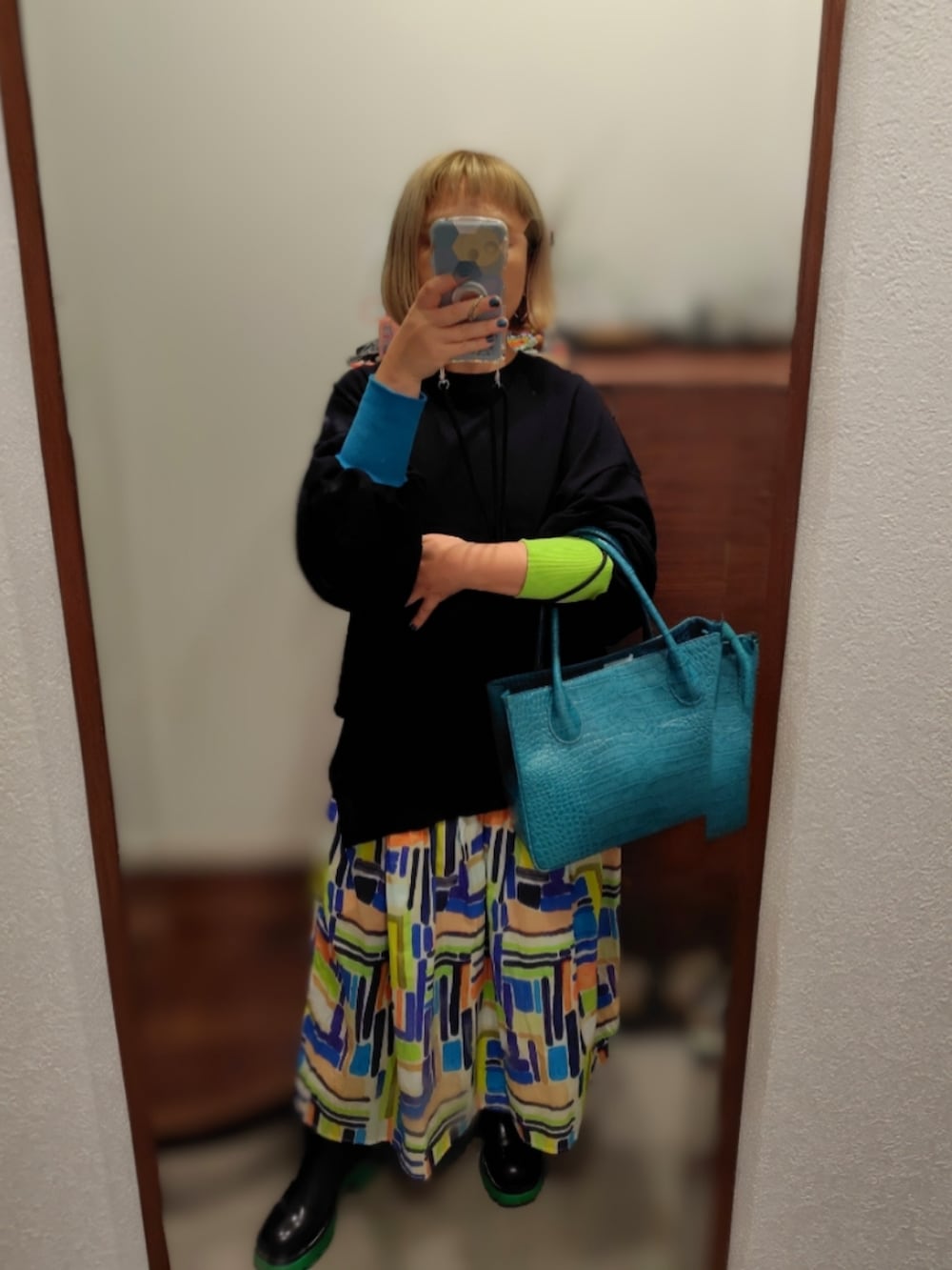 ブルー系のトートバッグ、その他のスカート、ブラック系のスウェットを着用したレディースの秋コーディネートの2枚目の写真