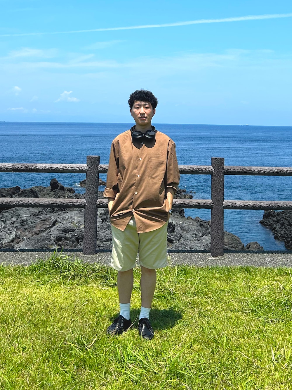 ブラック系のローファー、ベージュ系のその他パンツ、ブラウン系のシャツ/ブラウスを着用したメンズの夏コーディネートの2枚目の写真