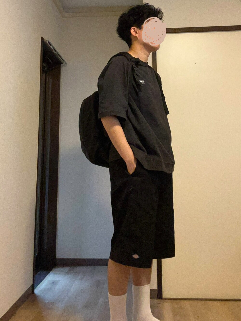 グレー系のTシャツ/カットソー、ブラック系のチノパンツ、ブラック系のバックパック/リュックを着用したメンズの夏コーディネートの2枚目の写真