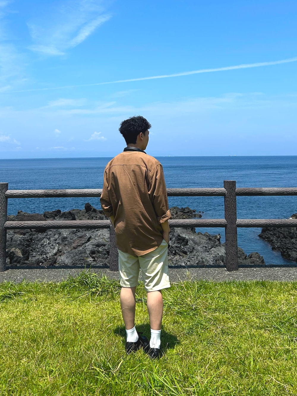 ブラック系のローファー、ベージュ系のその他パンツ、ブラウン系のシャツ/ブラウスを着用したメンズの夏コーディネートの3枚目の写真