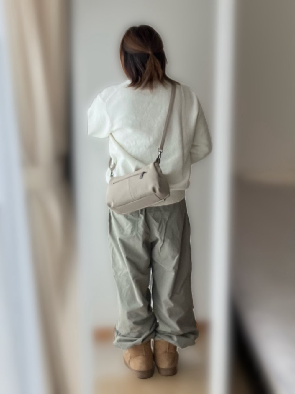 「休日スタイル、お出かけコーデ、淡色コーデ、ハンドウォーマー、Vネック、パラシュートパンツ、ブーツ、レディースアイテム、ジェンダーレス」｜「GUのアイテム（その他、その他）」を使った、Mahiroさん（メンズ・163cm）の冬コーディネートの2枚目の写真