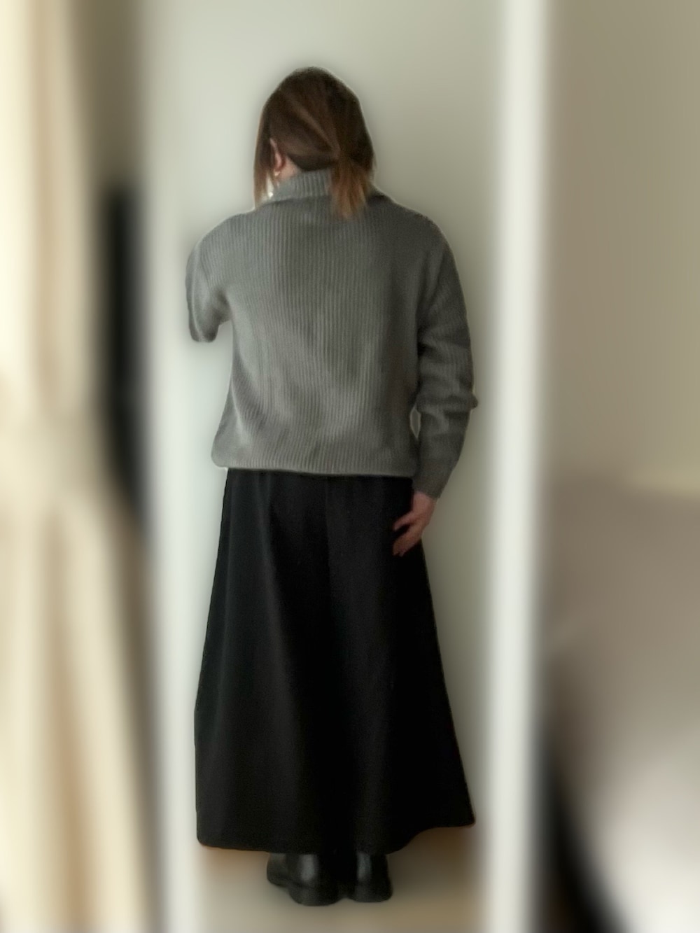 「休日スタイル、お出かけコーデ、ハーフジップ、ニット、スカーチョ、ブーツ、ジェンダーレス、レディース男子、レディースアイテム」｜「earth music&ecologyの選べる丈裏起毛スカーチョ（その他パンツ、ブラック系）」を使った、Mahiroさん（メンズ・163cm）の冬コーディネートの2枚目の写真