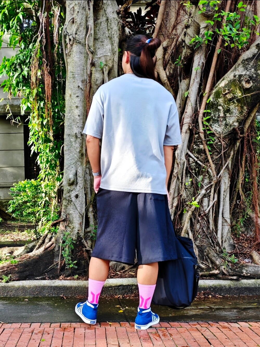 「ootd、outfit、看展穿搭」｜「NETのアイテム（Tシャツ/カットソー、グレー系）」を使った、brianli813さん（メンズ・174cm）の秋コーディネートの2枚目の写真