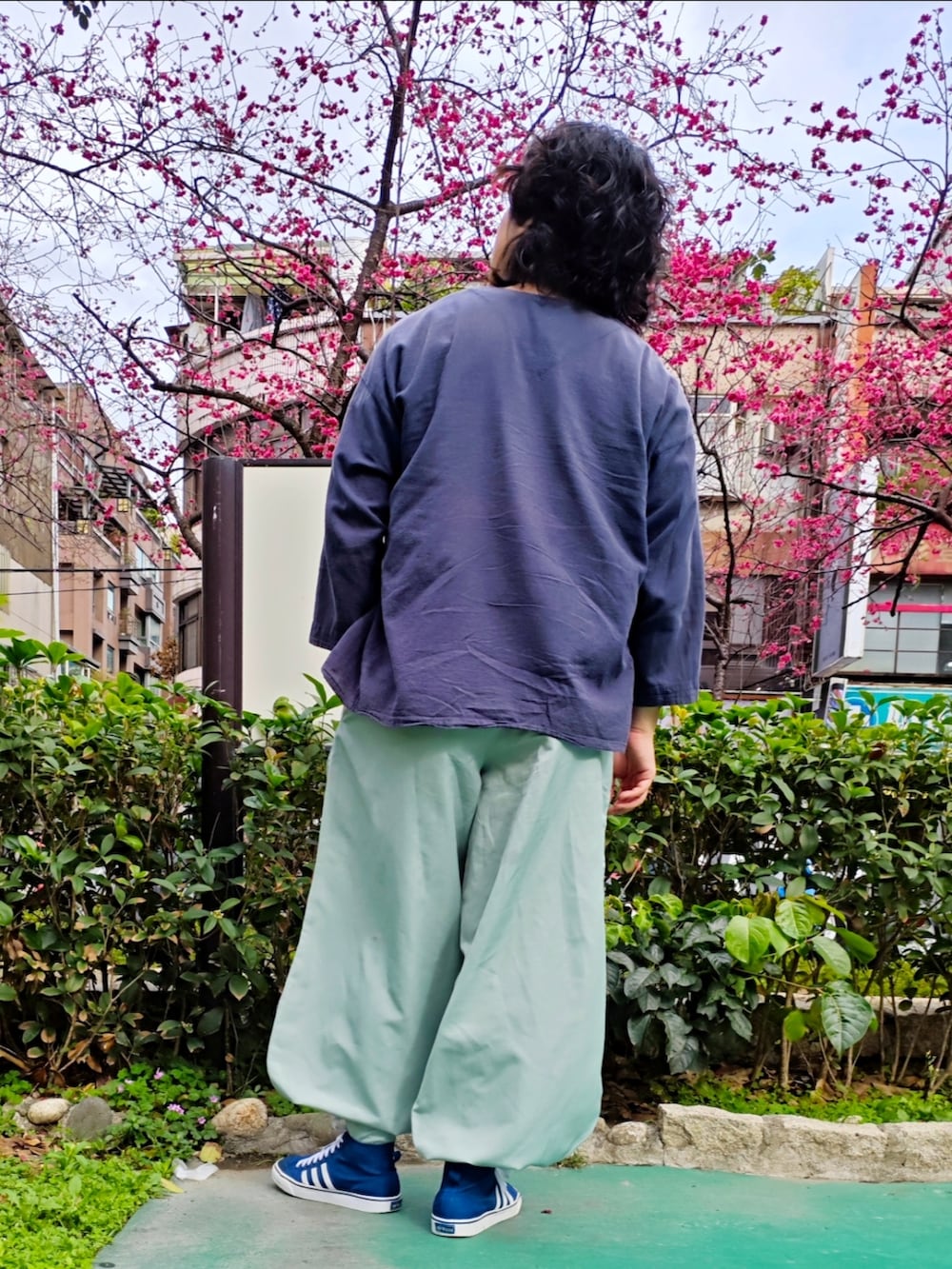 「ootd、今日のコーデ、櫻花、鳶パンツ、鳶服、鳶職褲、鳶装束、鯉口シャツ、adidas originals」｜「adidas Originalsのアイテム（スニーカー、ブルー系）」を使った、brianli813さん（メンズ・174cm）の春コーディネートの2枚目の写真