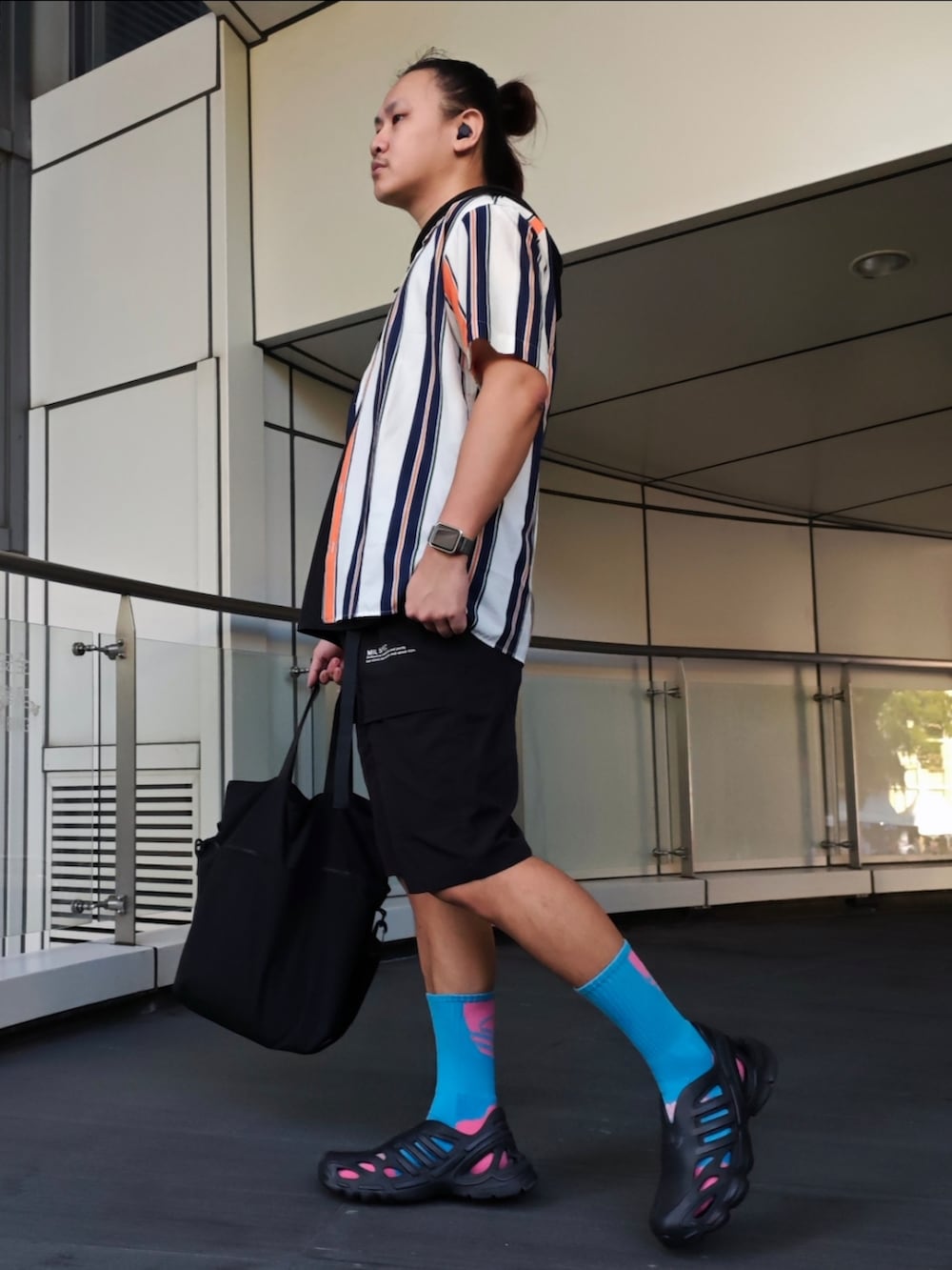 ブラック系のショルダーバッグ、ブラック系のその他トップス、その他のシャツ/ブラウスを着用したメンズの秋コーディネートの2枚目の写真