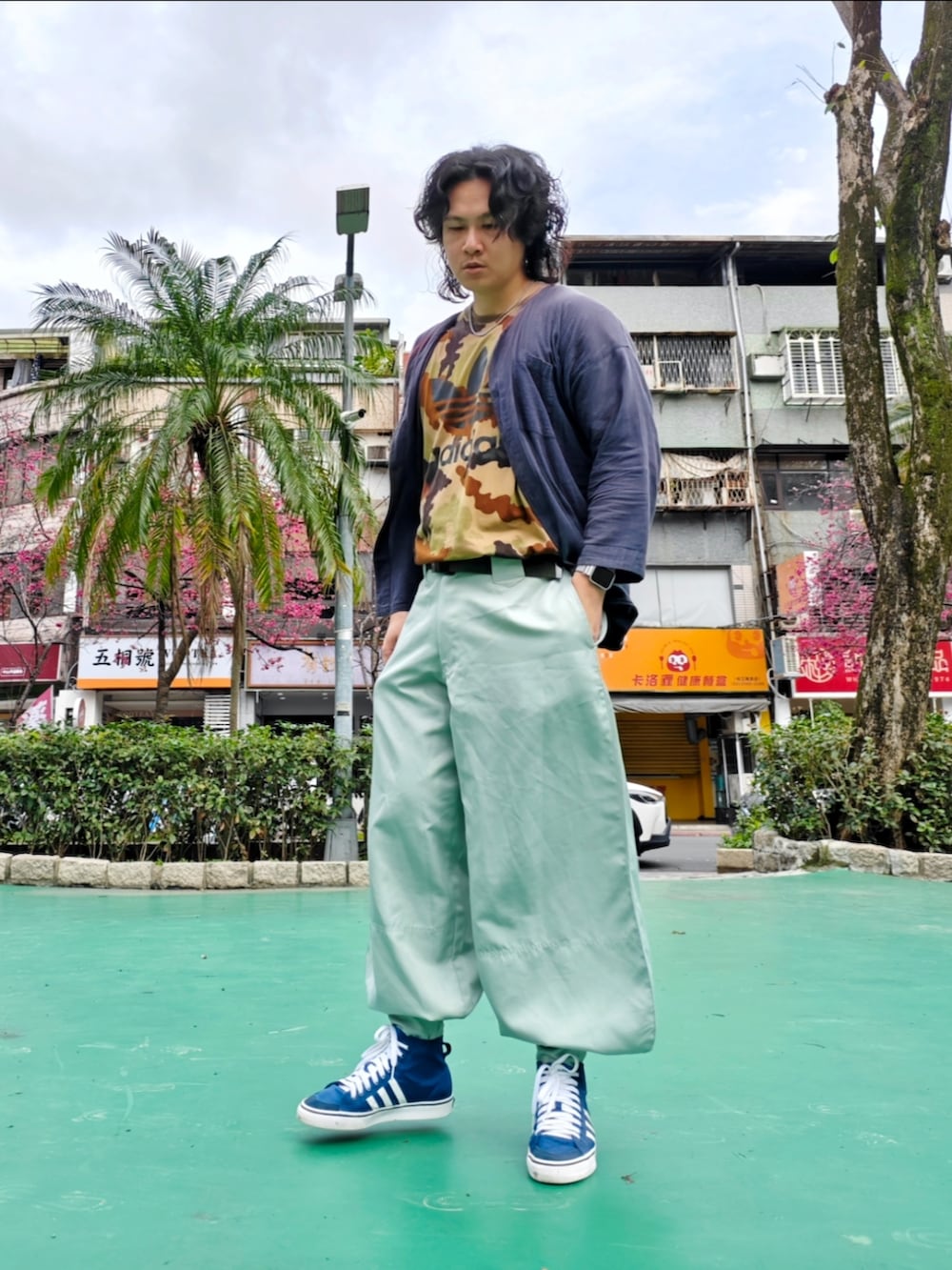 「ootd、今日のコーデ、櫻花、鳶パンツ、鳶服、鳶職褲、鳶装束、鯉口シャツ、adidas originals」｜「adidas Originalsのアイテム（スニーカー、ブルー系）」を使った、brianli813さん（メンズ・174cm）の春コーディネートの3枚目の写真