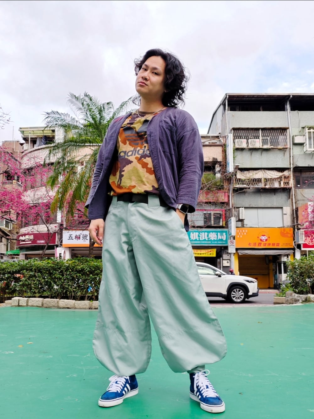「ootd、今日のコーデ、櫻花、鳶パンツ、鳶服、鳶職褲、鳶装束、鯉口シャツ、adidas originals」｜「adidas Originalsのアイテム（スニーカー、ブルー系）」を使った、brianli813さん（メンズ・174cm）の春コーディネートの4枚目の写真