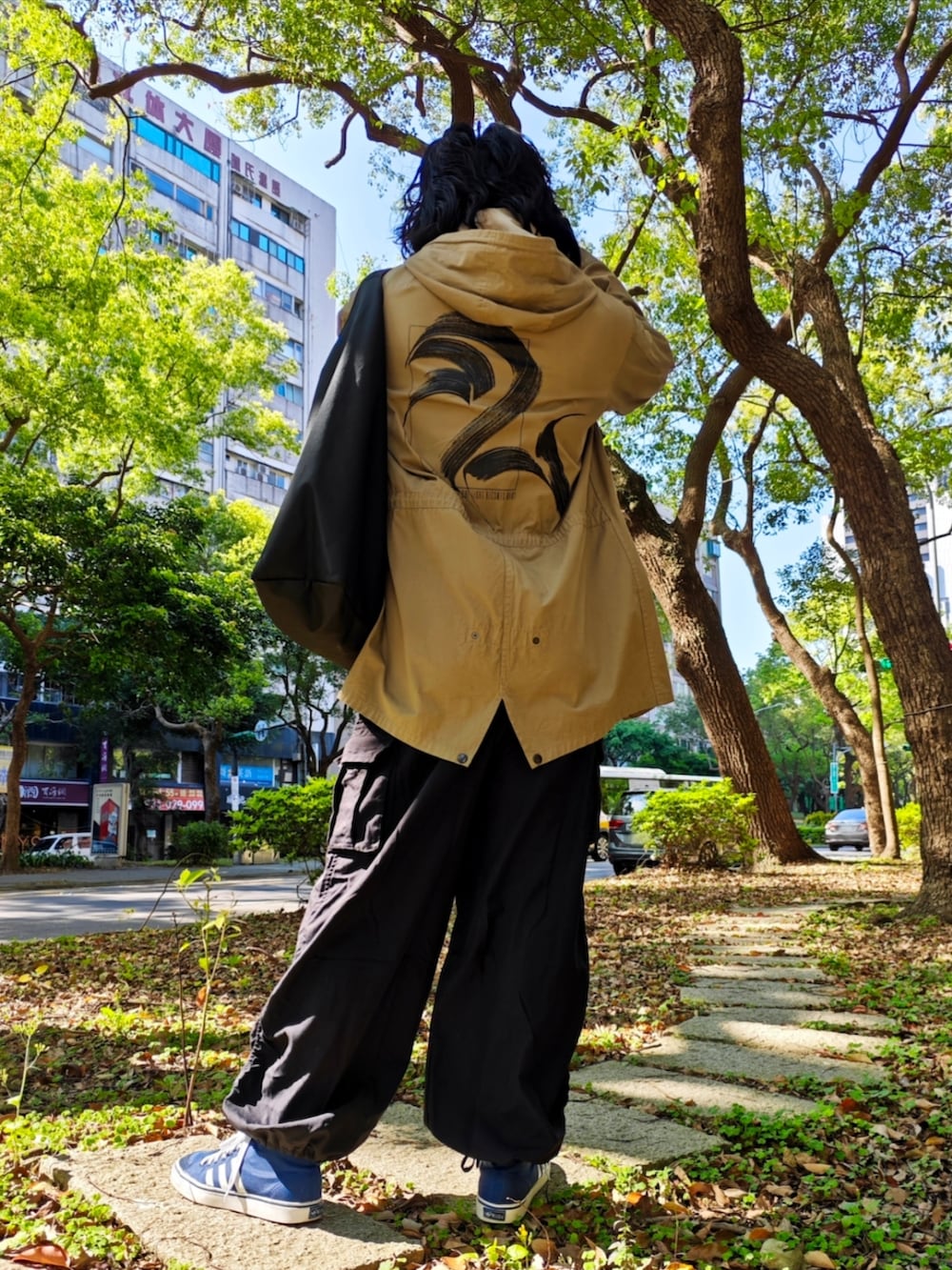 「ootd、穿搭、春分の日」｜「Decathlonのアイテム（スウェット、ブラック系）」を使った、brianli813さん（メンズ・174cm）の春コーディネートの2枚目の写真