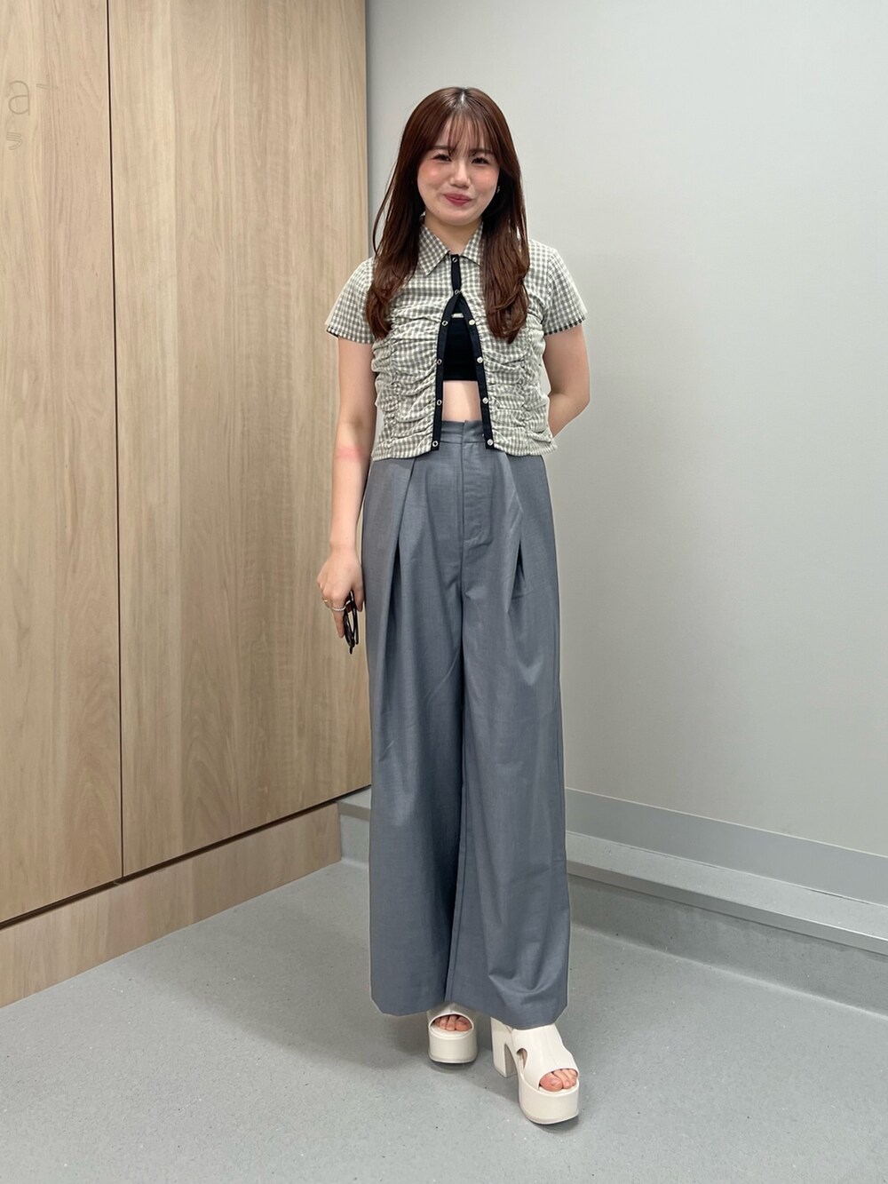 グレー系のその他パンツ、ホワイト系のサンダル、その他のシャツ/ブラウスを着用したレディースの春コーディネートの4枚目の写真