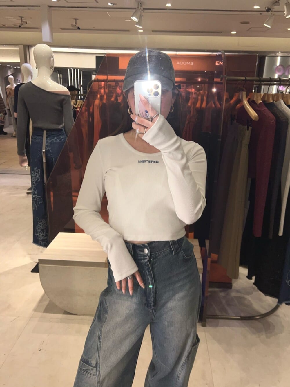 イエロー系のTシャツ/カットソー、ブルー系のデニムパンツ、ブラック系のパンプスを着用したレディースの冬コーディネートの4枚目の写真