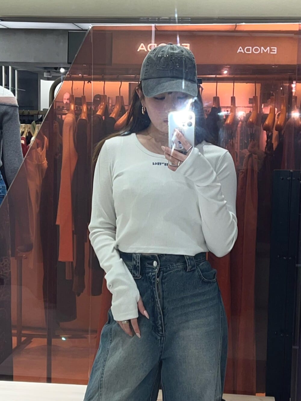 イエロー系のTシャツ/カットソー、ブルー系のデニムパンツ、ブラック系のパンプスを着用したレディースの冬コーディネートの6枚目の写真