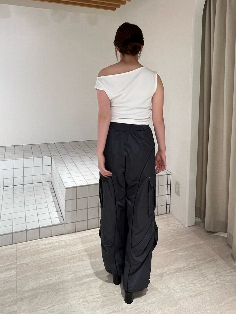 ブラック系のパンプス、グレー系のカーゴパンツ、ホワイト系のTシャツ/カットソーを着用したレディースの夏コーディネートの3枚目の写真