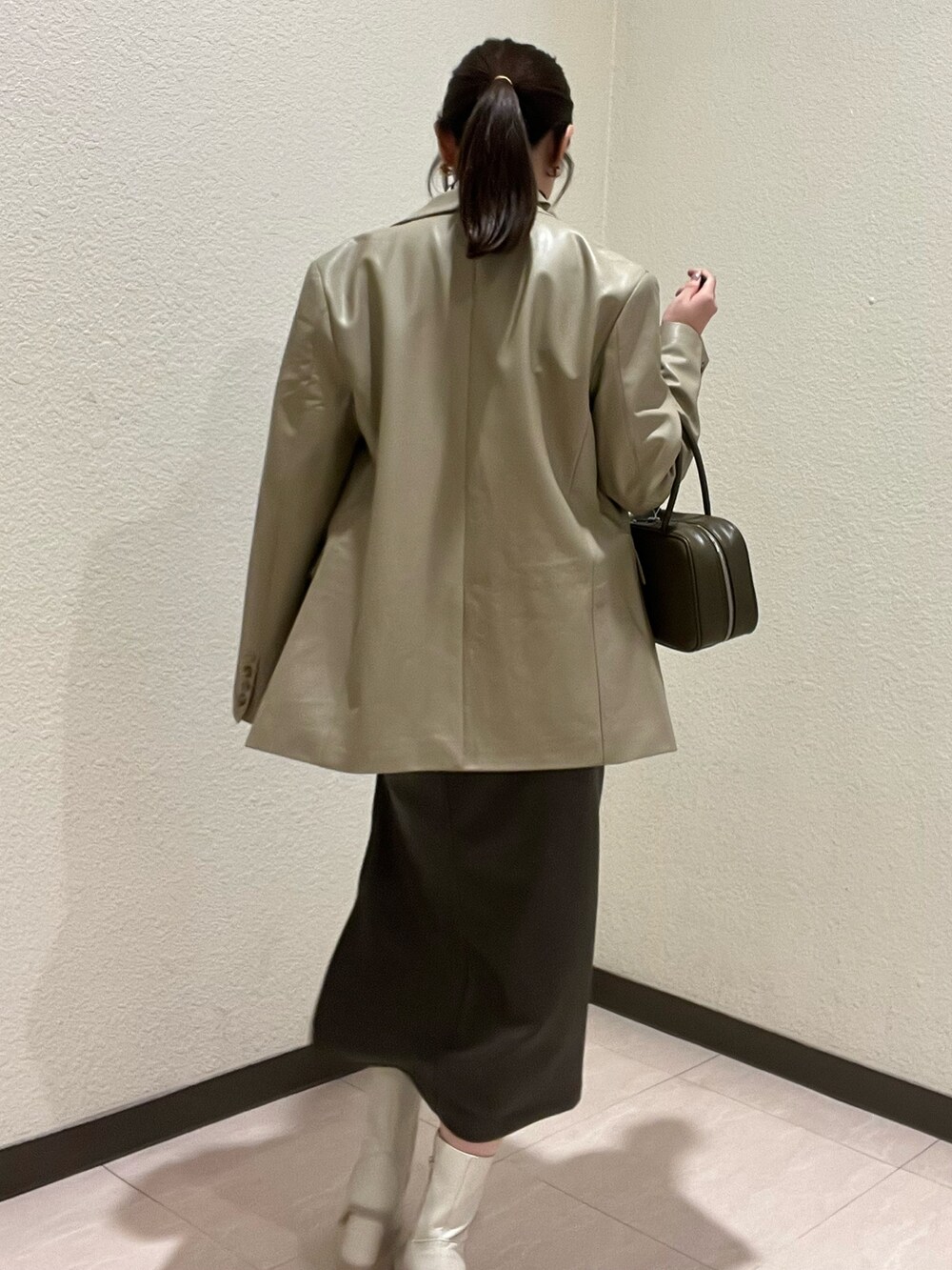 ベージュ系のテーラードジャケット、ホワイト系のシャツ/ブラウス、イエロー系のボストンバッグを着用したレディースの秋コーディネートの5枚目の写真