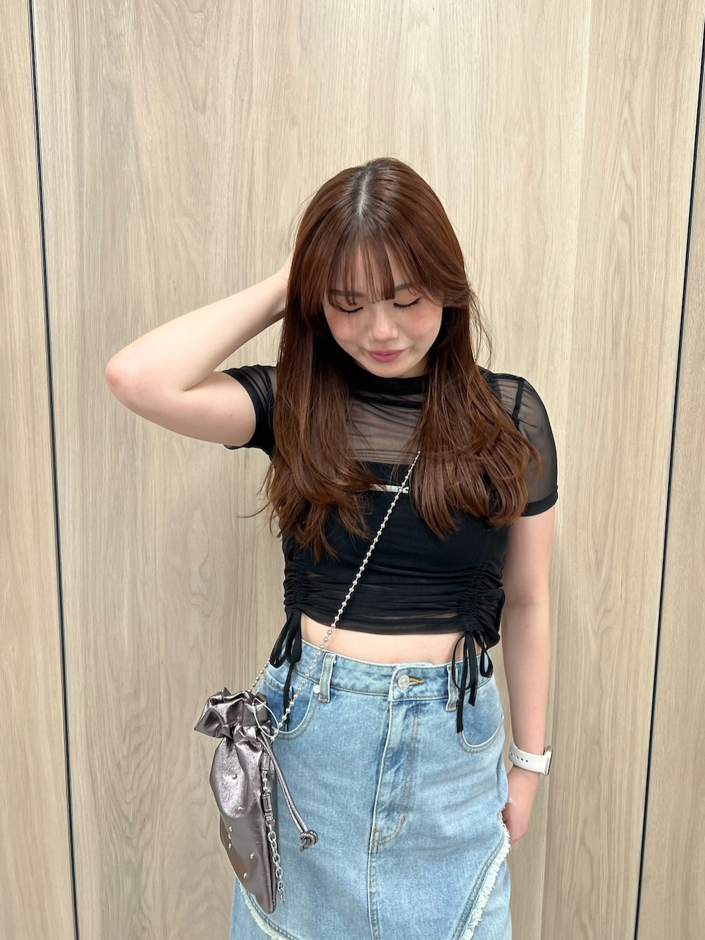 「春夏コーデ、シアーシャツ、夏服、高身長コーデ、デニムコーデ、デニムスカート、デニム、カジュアルコーデ、今日のコーデ、大人カジュアルコーデ、リラックススタイル、キレイめ、着回しコーデ、シンプルコーデ、韓国ファッション」｜「MURUAのジャガードソックブーツ（サンダル、ブラック系）」を使った、田中音羽さん（レディース・163cm）の春コーディネートの2枚目の写真