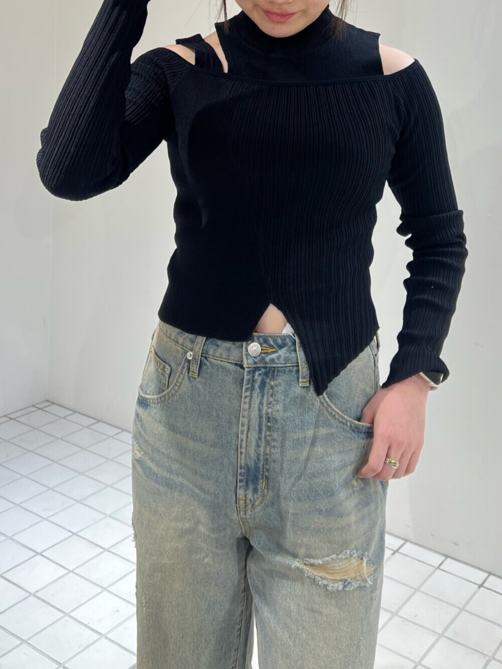 ブラック系のサンダル、ブルー系のデニムパンツ、ブラック系のニット/セーターを着用したレディースの秋コーディネートの5枚目の写真