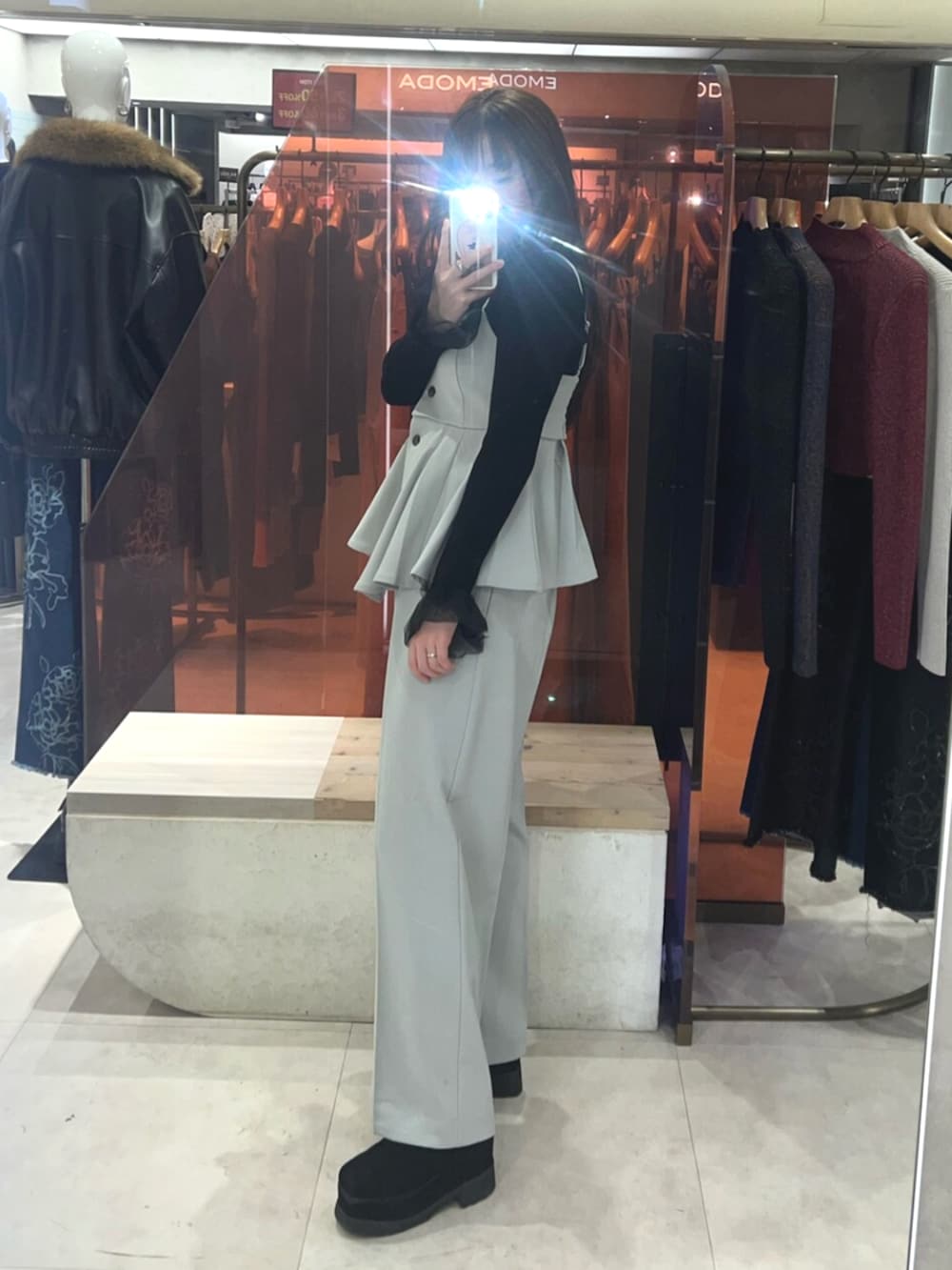 ブラック系のブーツ、グリーン系のスラックス、グリーン系のその他トップスを着用したレディースの冬コーディネートの4枚目の写真