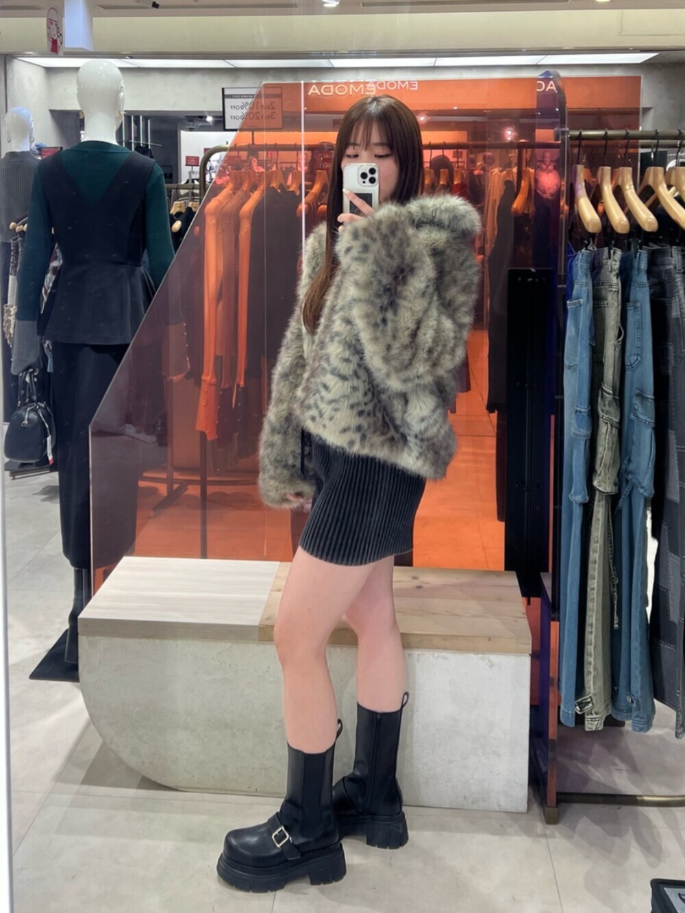 ブラック系のその他パンツ、ブラック系のブーツ、ブラック系のニット/セーターを着用したレディースの冬コーディネートの3枚目の写真