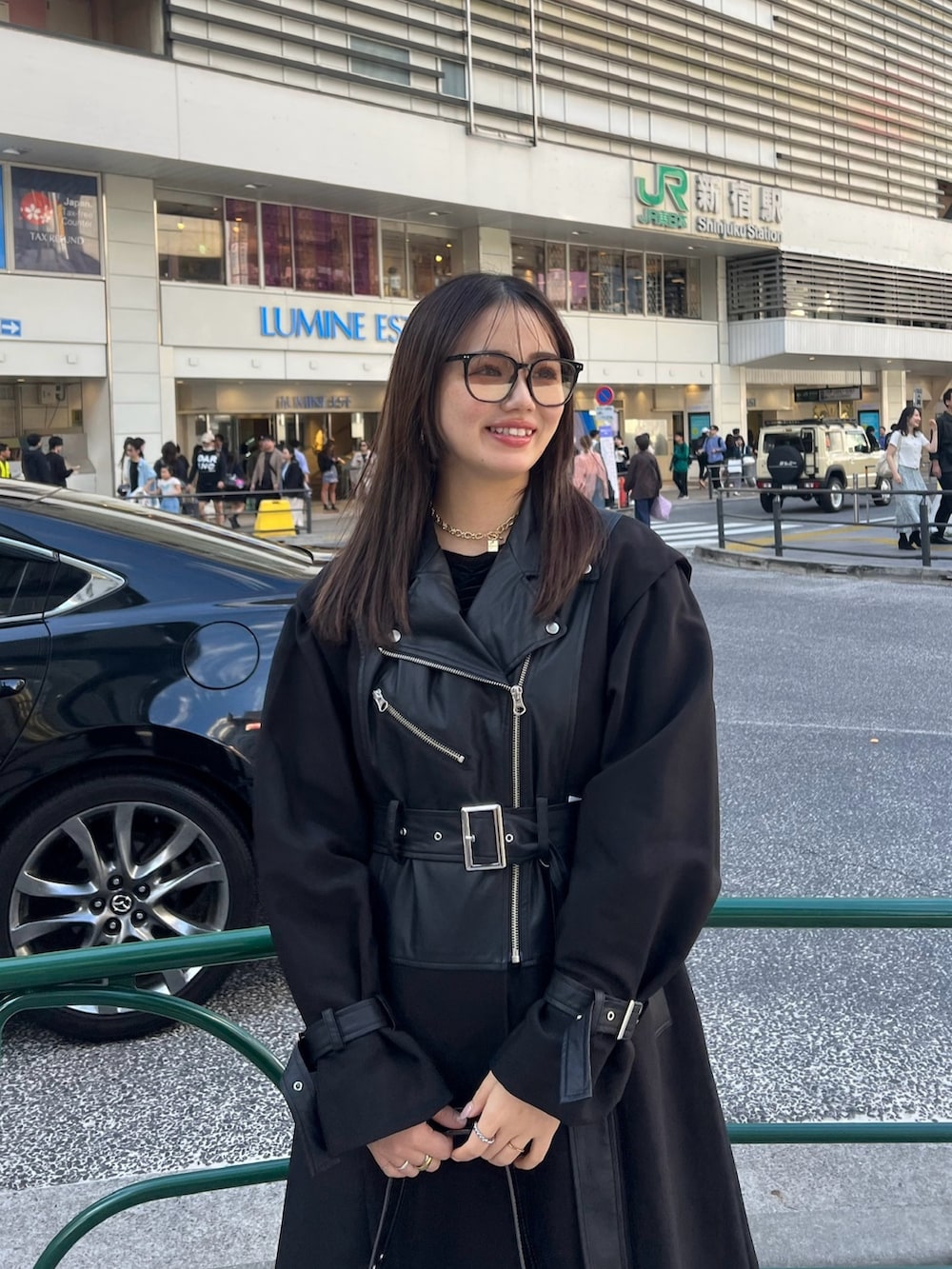 ブラック系のその他パンツ、ブラック系のトレンチコート、ゴールド系のハンドバッグを着用したレディースの秋コーディネートの3枚目の写真