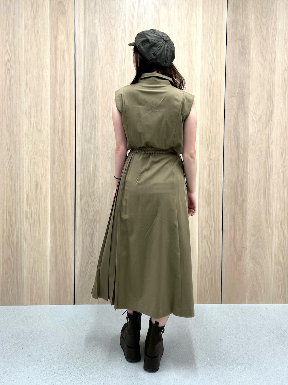 ブラウン系のブーツ、グリーン系のワンピース、ベージュ系のキャスケットを着用したレディースの夏コーディネートの3枚目の写真