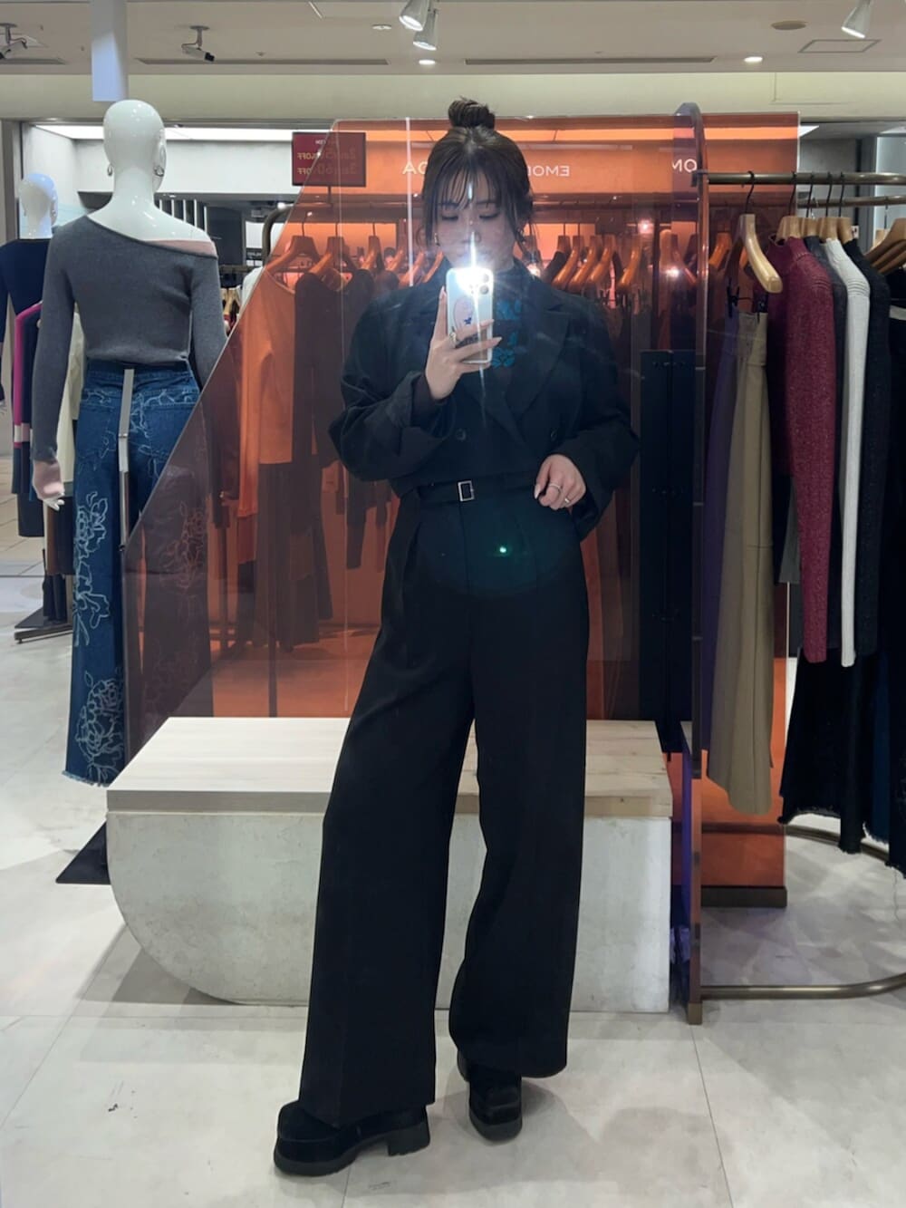 ブラック系のブーツ、グリーン系のスラックス、その他のニット/セーターを着用したレディースの冬コーディネートの6枚目の写真