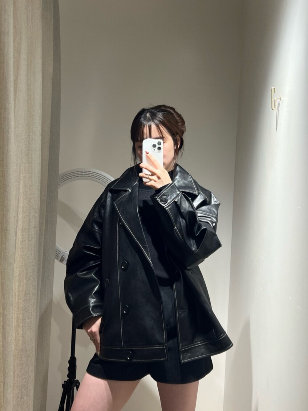 ブラック系のブーツ、ブラック系のその他パンツ、ブラック系のブルゾンを着用したレディースの秋コーディネートの4枚目の写真