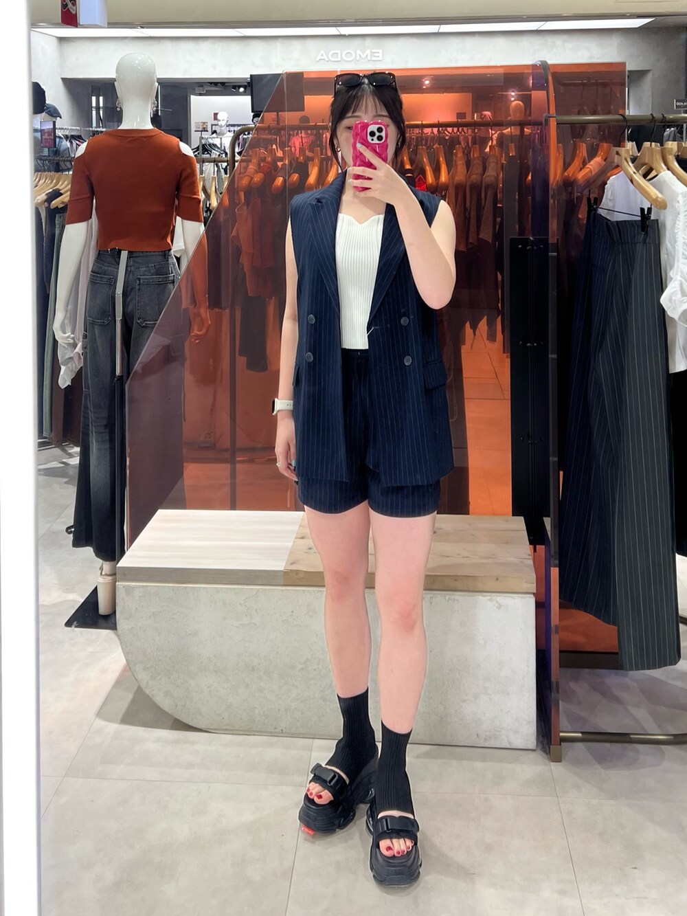 ホワイト系のタンクトップ、ブラック系のサンダル、ブルー系のその他パンツを着用したレディースの夏コーディネートの5枚目の写真