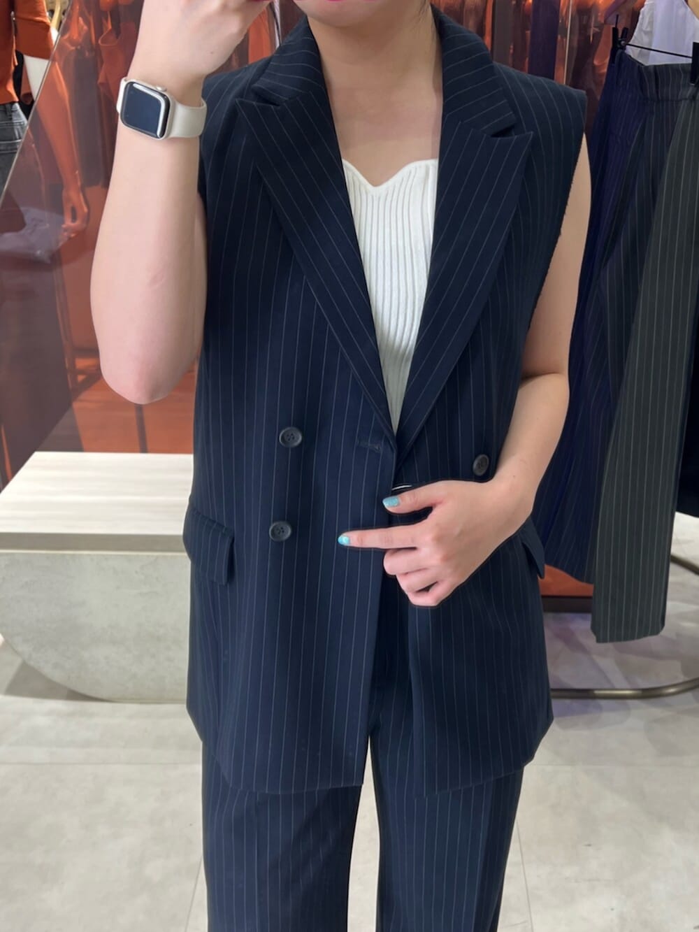 ホワイト系のタンクトップ、ブラック系のその他パンツ、ブルー系のベストを着用したレディースの夏コーディネートの4枚目の写真