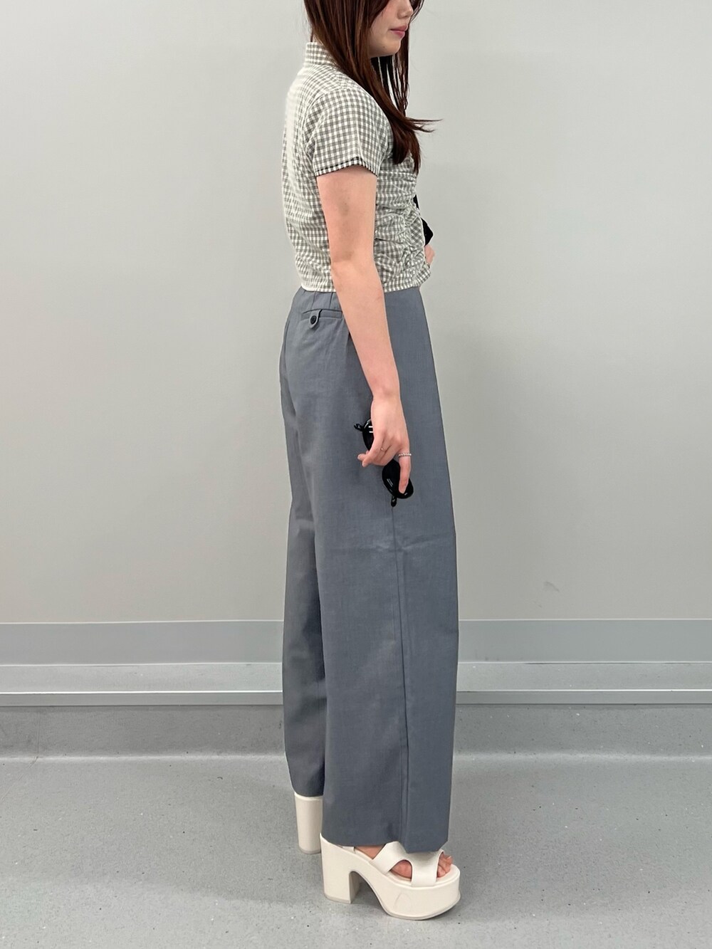 グレー系のその他パンツ、ホワイト系のサンダル、その他のシャツ/ブラウスを着用したレディースの春コーディネートの2枚目の写真