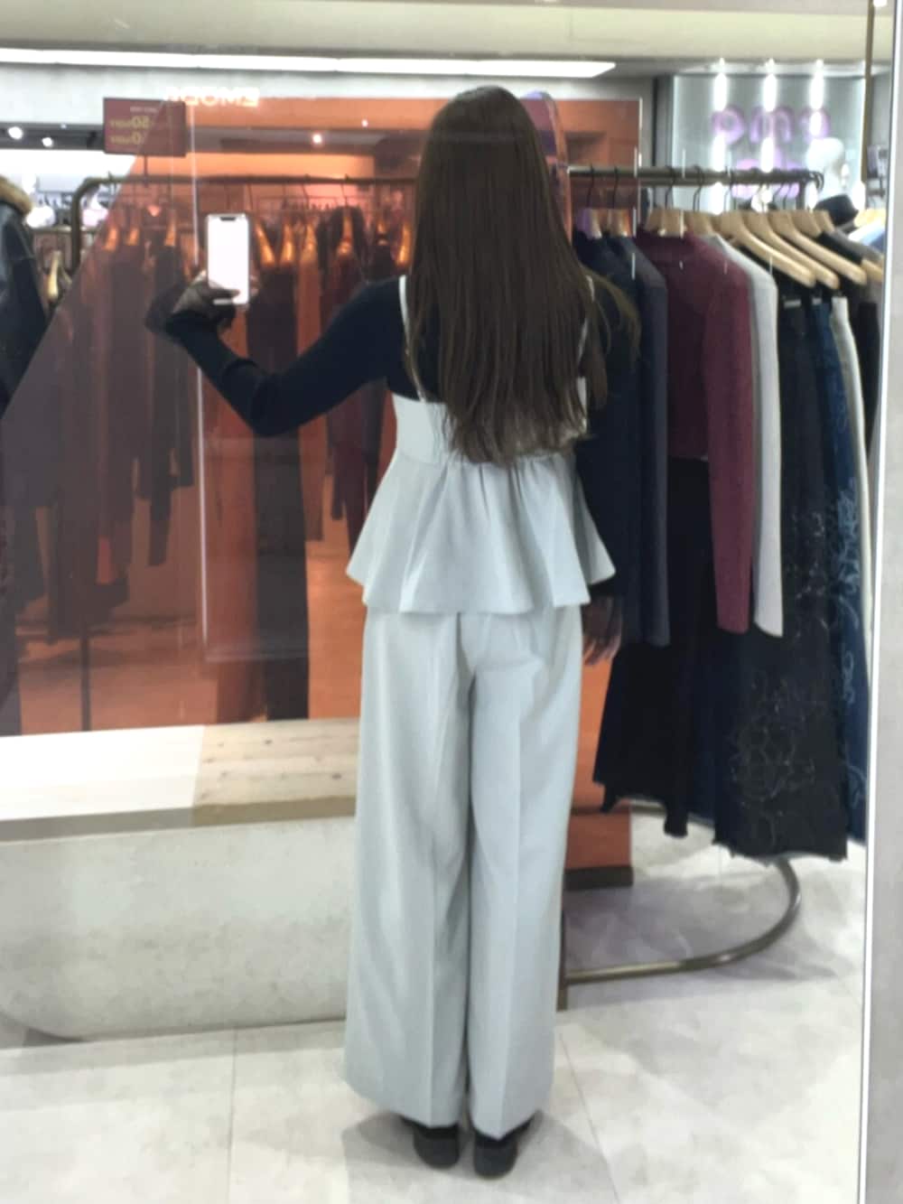 ブラック系のブーツ、グリーン系のスラックス、グリーン系のその他トップスを着用したレディースの冬コーディネートの5枚目の写真