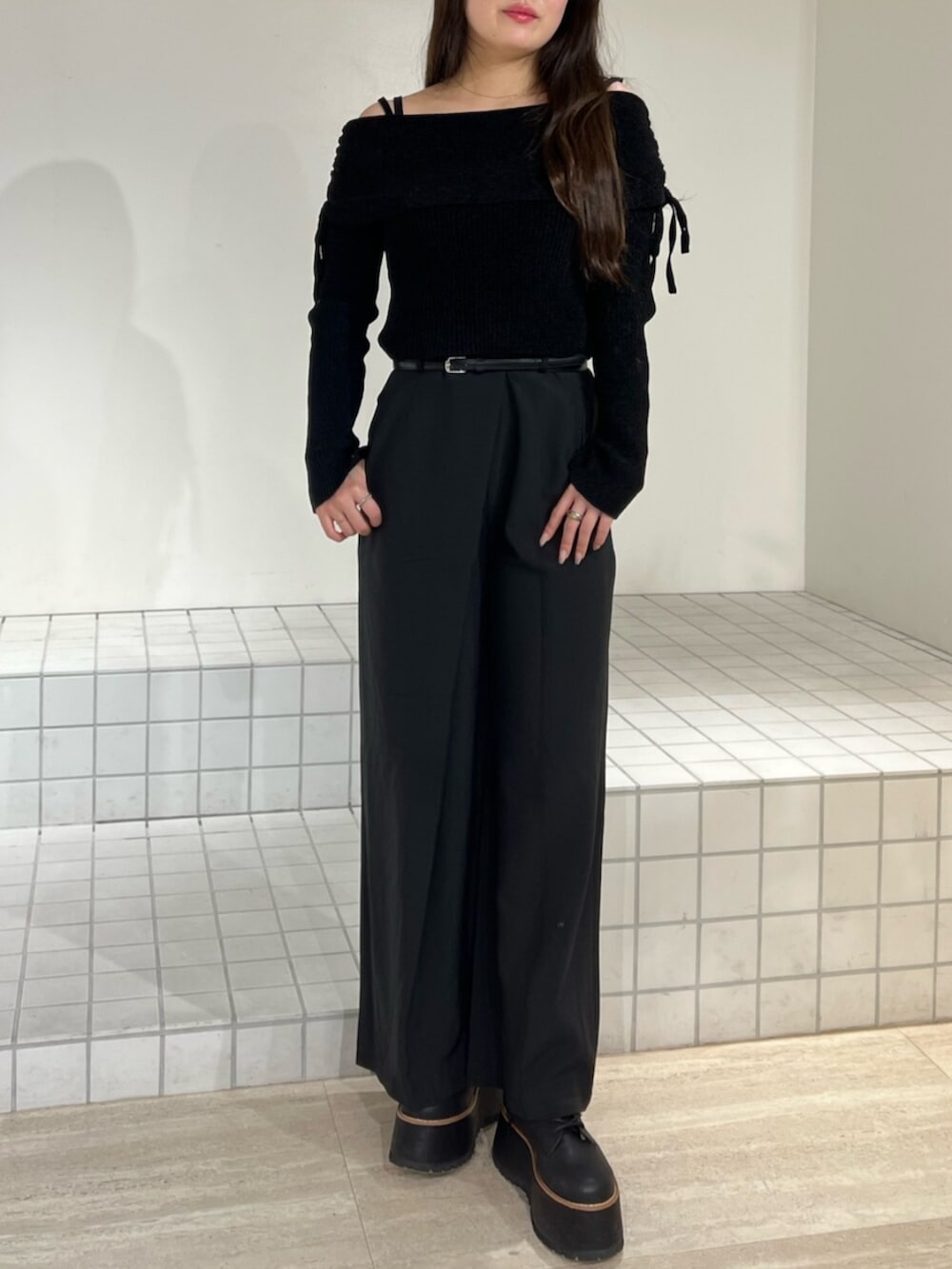 ブラック系のブーツ、ブラック系のその他パンツ、ブラック系のニット/セーターを着用したレディースの冬コーディネートの6枚目の写真