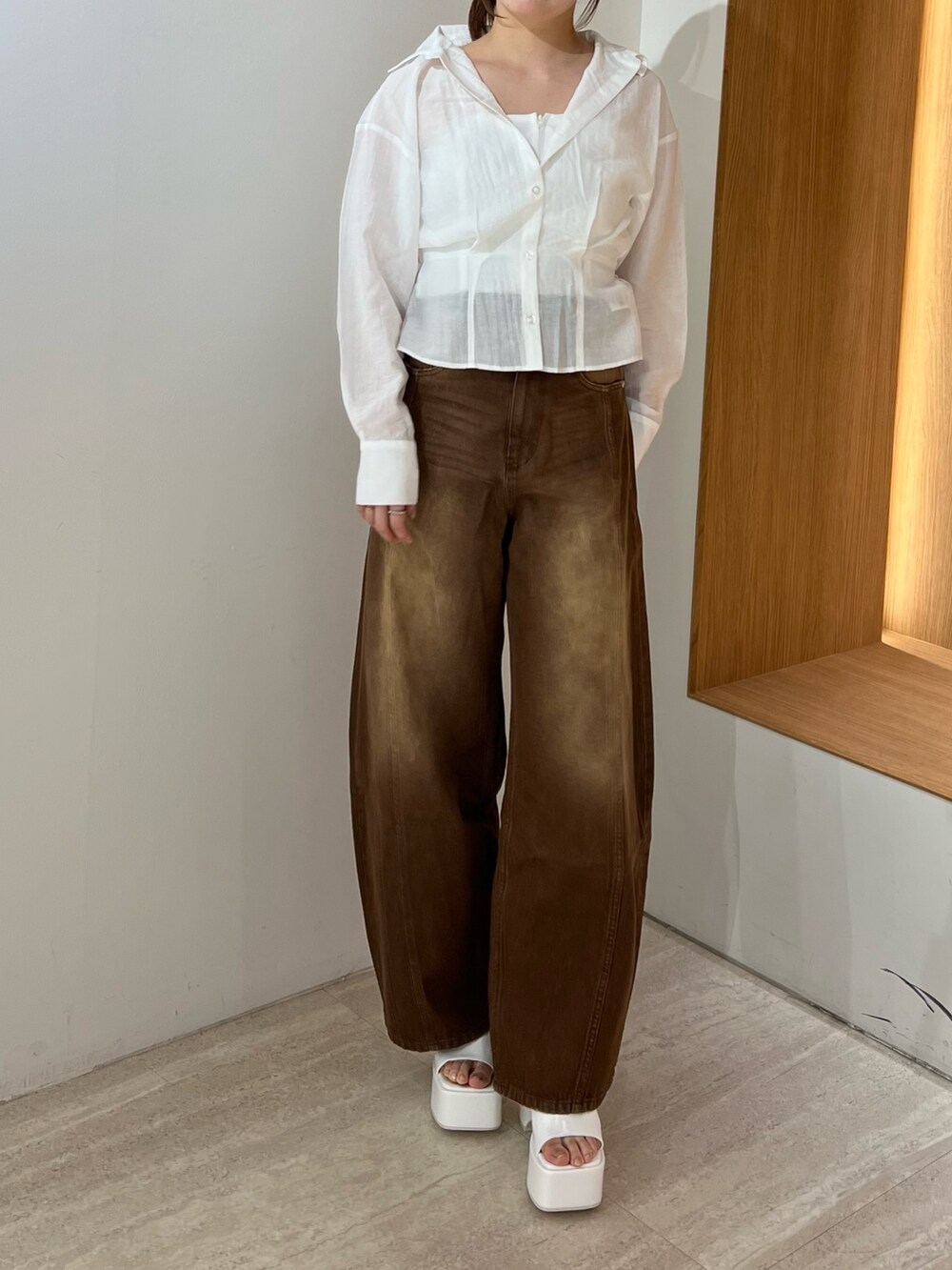 ホワイト系のサンダル、ブラウン系のデニムパンツ、ホワイト系のシャツ/ブラウスを着用したレディースの夏コーディネートの6枚目の写真