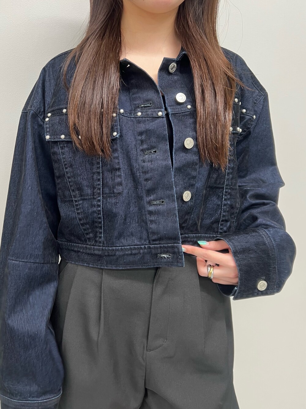 ブラウン系のブーツ、ブラック系のその他パンツ、ブラック系のキャミソールを着用したレディースの夏コーディネートの4枚目の写真