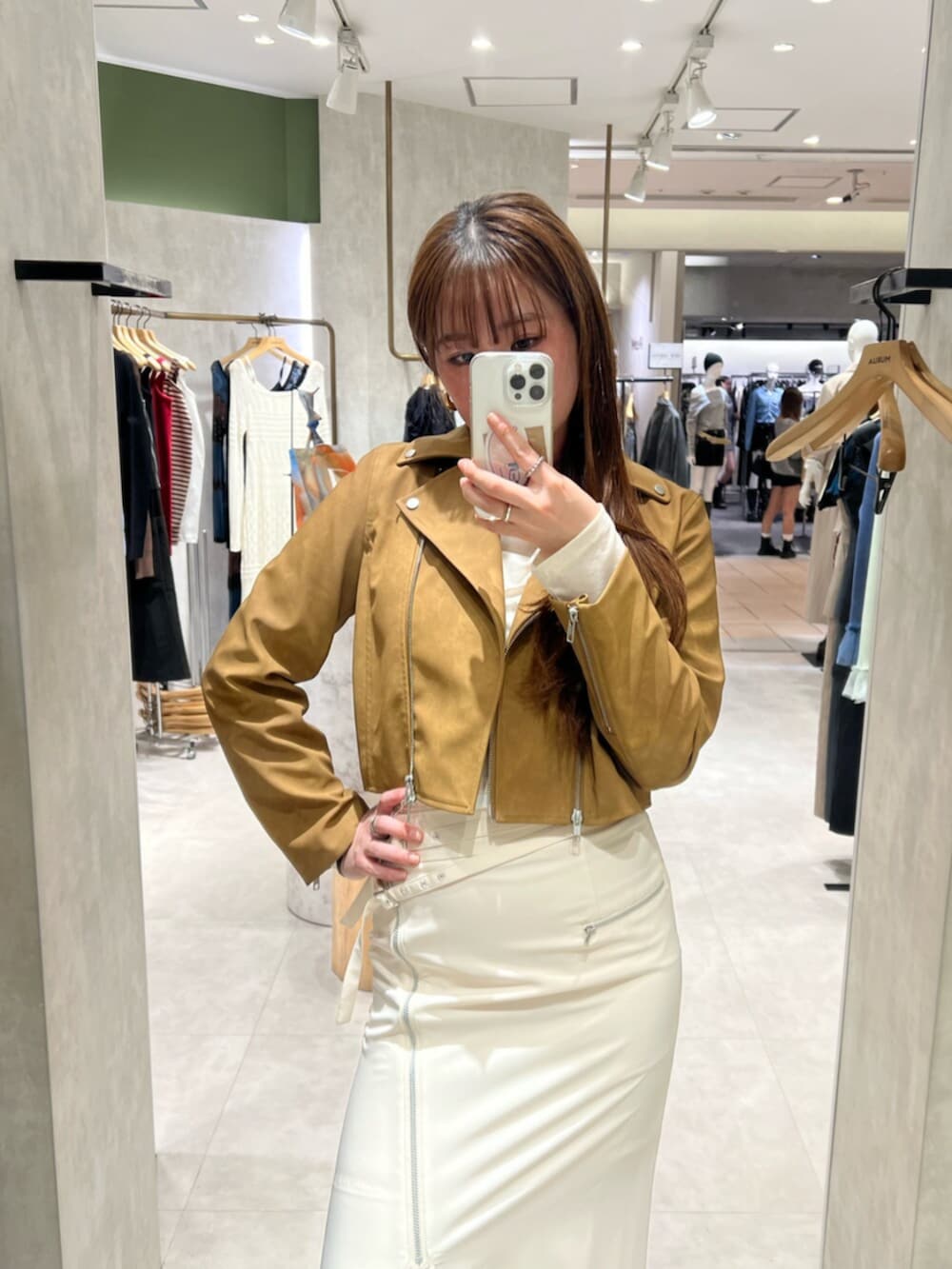 ブラック系のブーツ、ホワイト系のTシャツ/カットソー、イエロー系のライダースジャケットを着用したレディースの春コーディネートの2枚目の写真