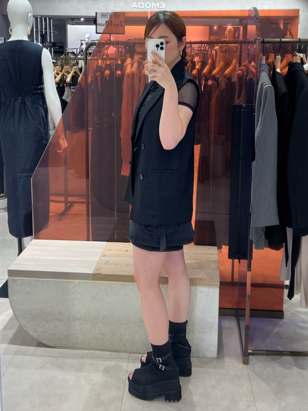 ブラック系のブーツ、ブルー系のTシャツ/カットソー、ブラック系のその他パンツを着用したレディースの春コーディネートの2枚目の写真