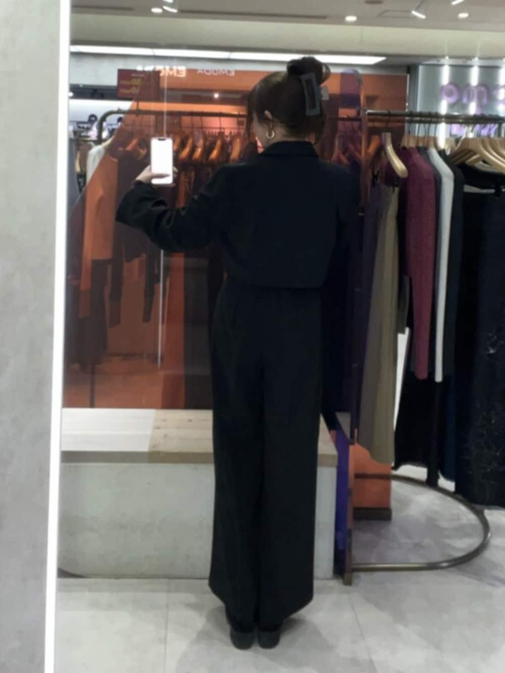 ブラック系のブーツ、グリーン系のスラックス、その他のニット/セーターを着用したレディースの冬コーディネートの4枚目の写真