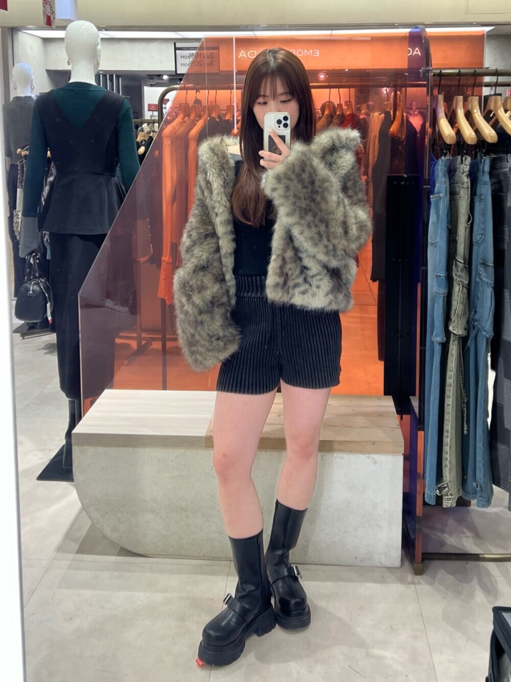 ブラック系のその他パンツ、ブラック系のブーツ、ブラック系のニット/セーターを着用したレディースの冬コーディネートの6枚目の写真