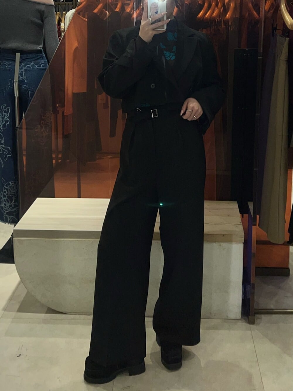 ブラック系のブーツ、グリーン系のスラックス、その他のニット/セーターを着用したレディースの冬コーディネートの5枚目の写真