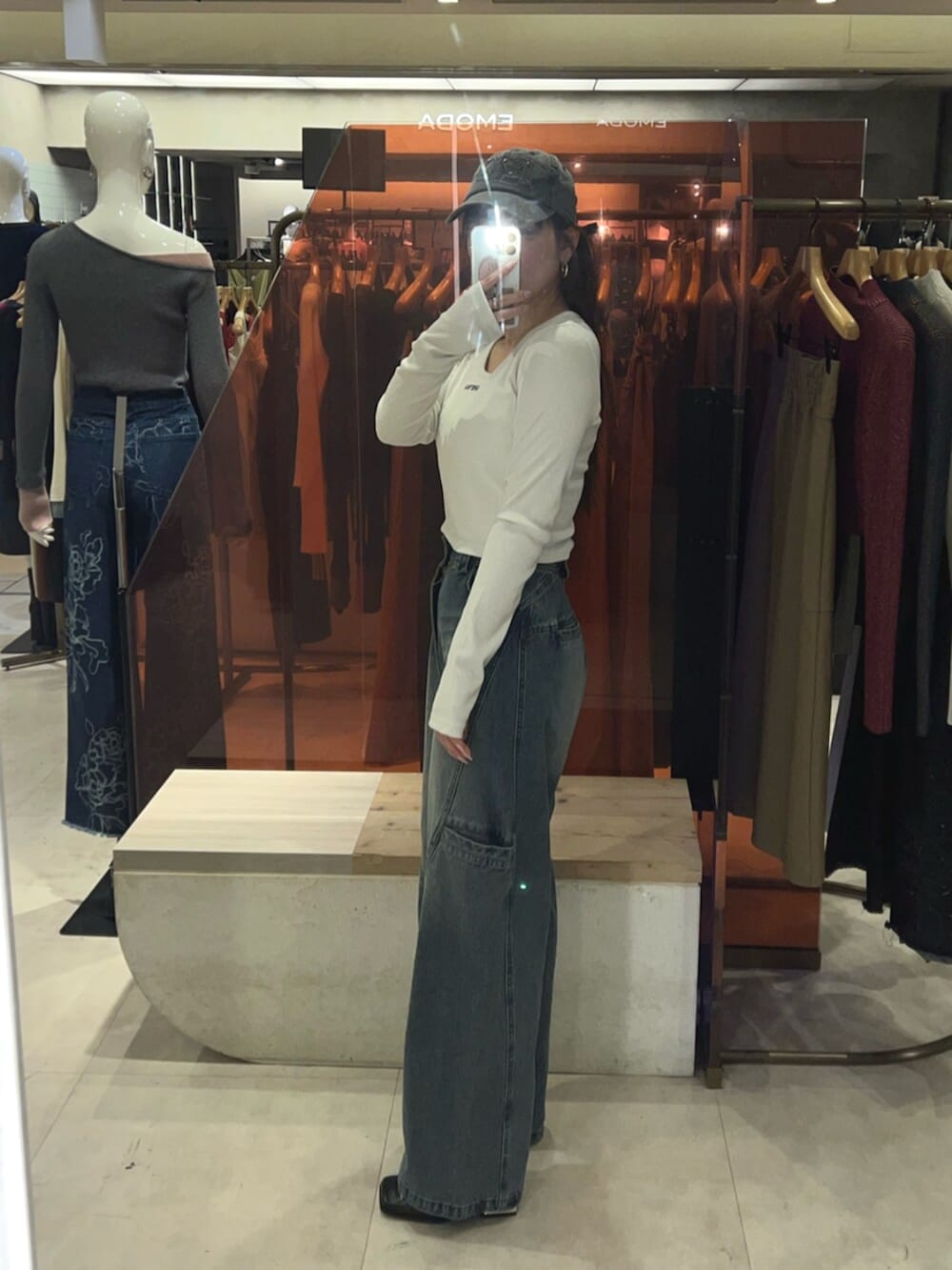 イエロー系のTシャツ/カットソー、ブルー系のデニムパンツ、ブラック系のパンプスを着用したレディースの冬コーディネートの2枚目の写真