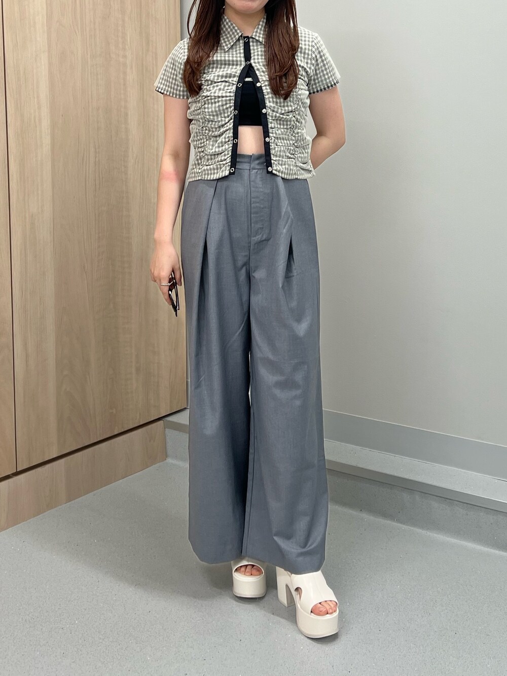 グレー系のその他パンツ、ホワイト系のサンダル、その他のシャツ/ブラウスを着用したレディースの春コーディネートの6枚目の写真