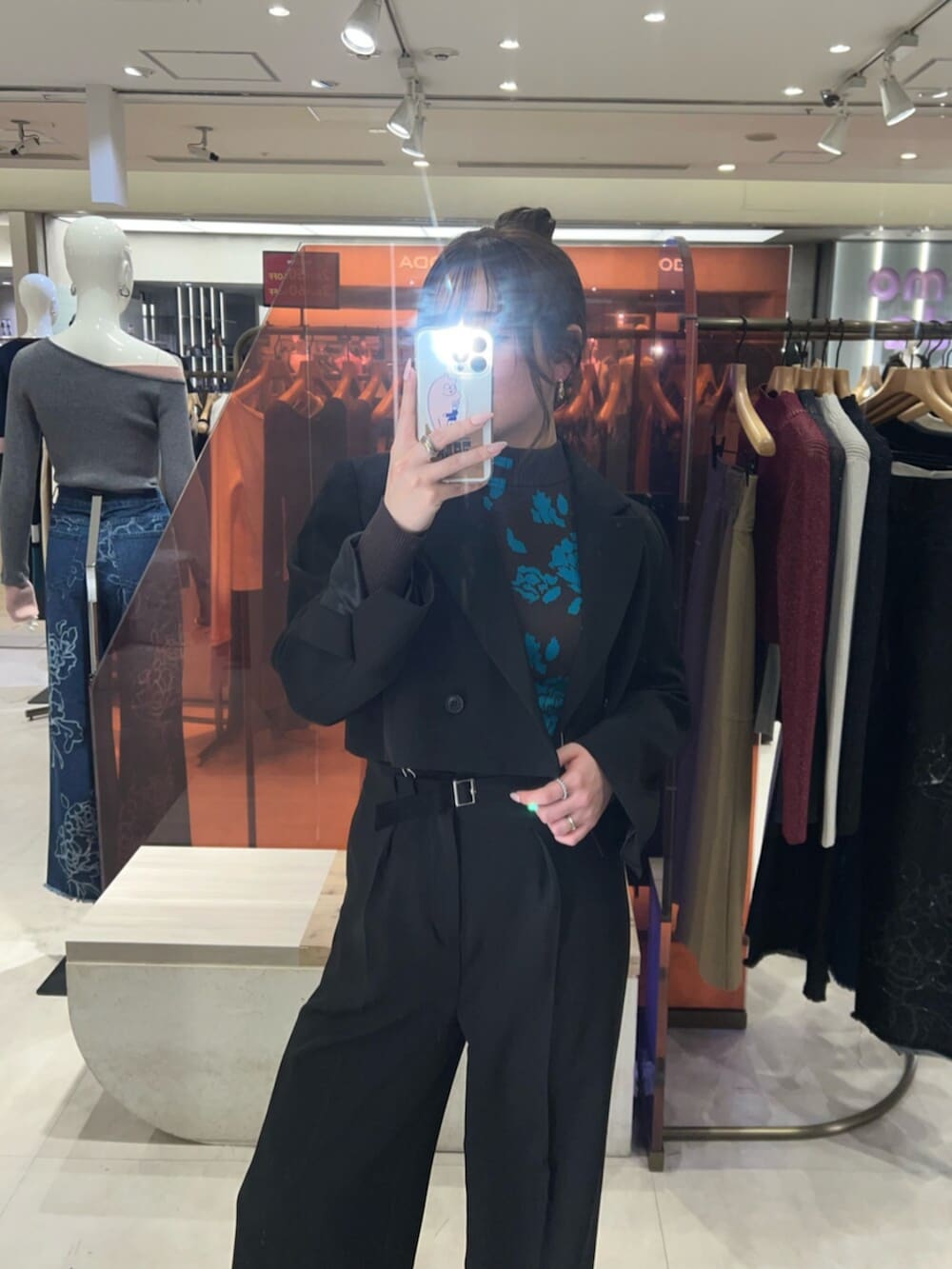 ブラック系のブーツ、グリーン系のスラックス、その他のニット/セーターを着用したレディースの冬コーディネートの3枚目の写真